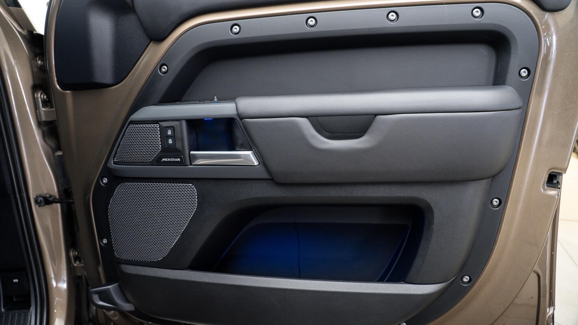 Land Rover Defender view 32