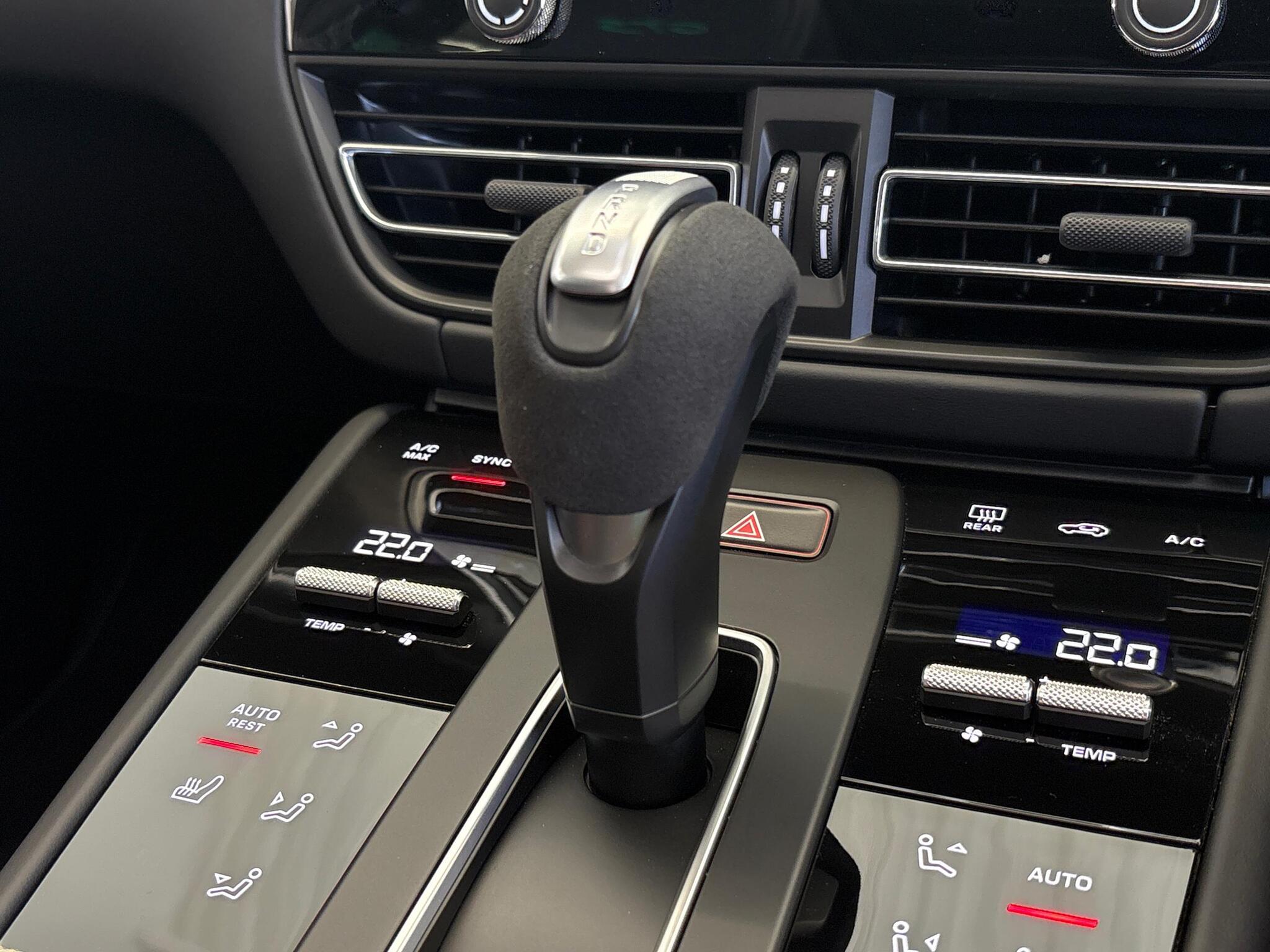 Porsche Macan view 12