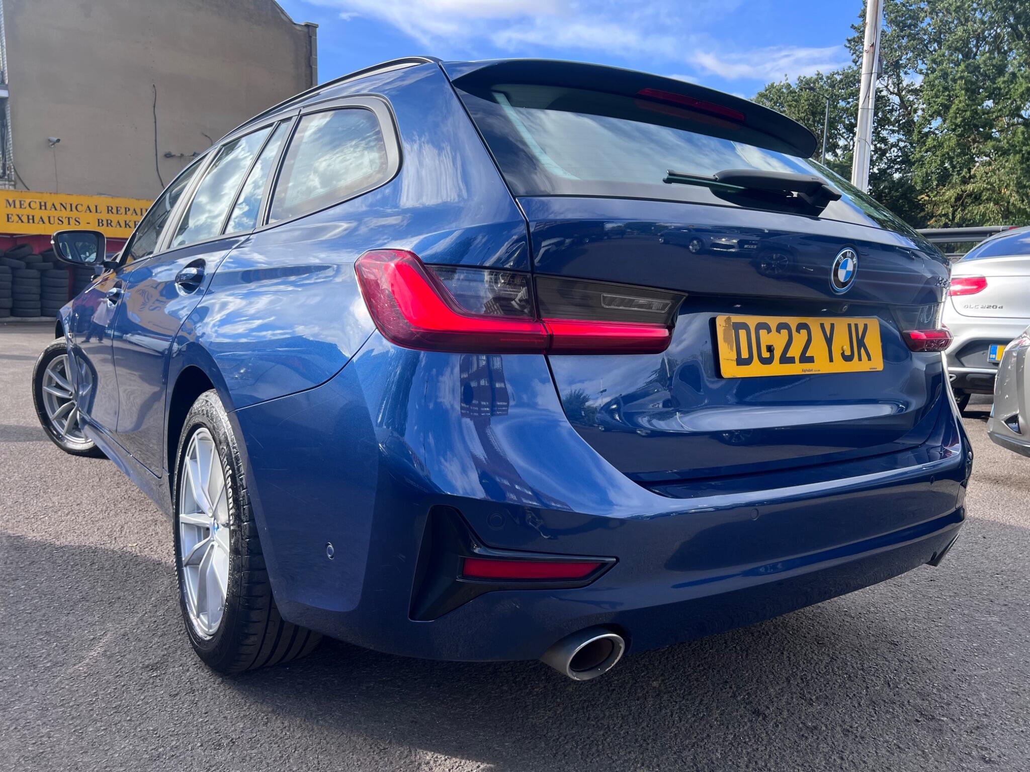 BMW 3 Series view 14