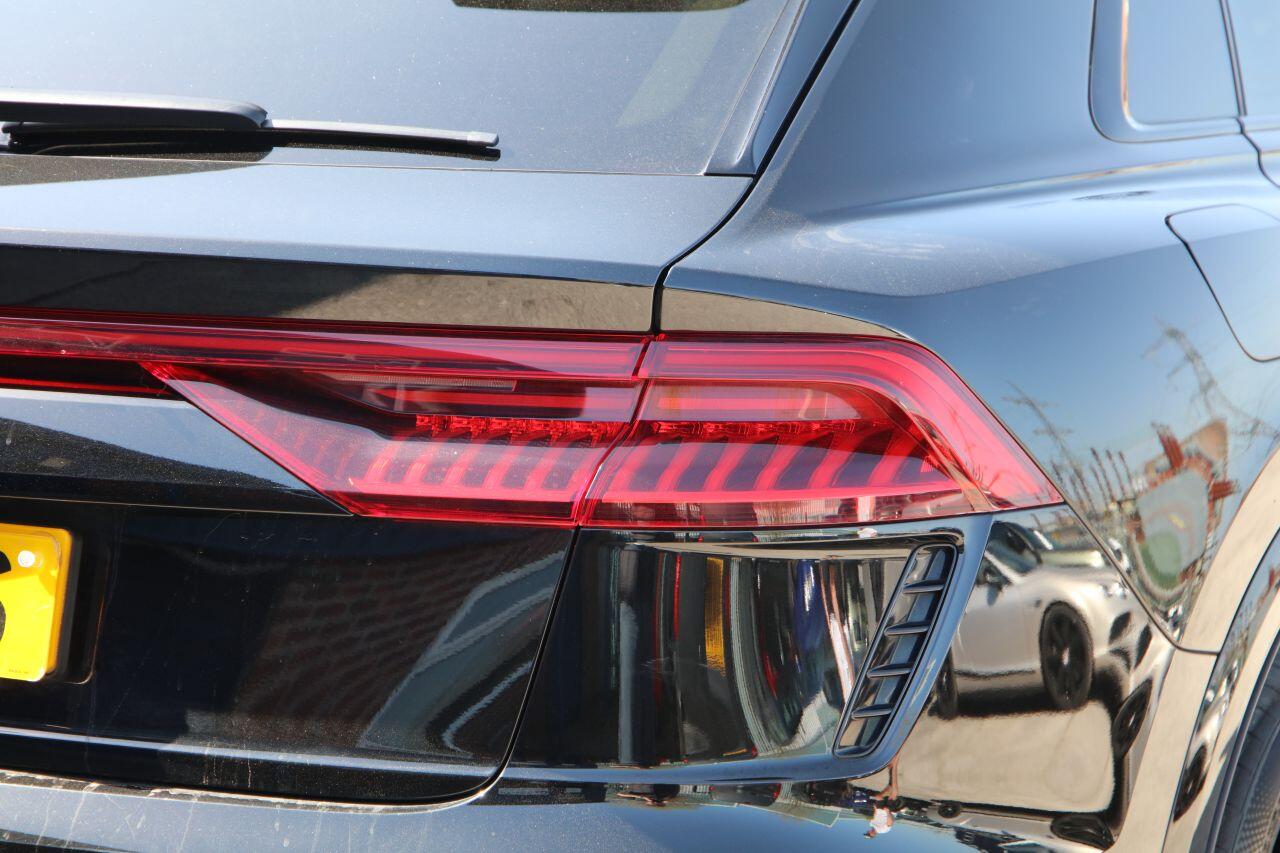 Audi RS Q8 view 20