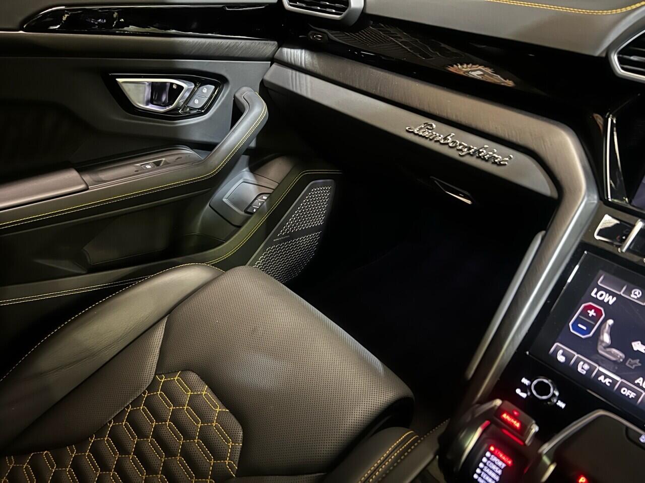 Lamborghini Urus view 18