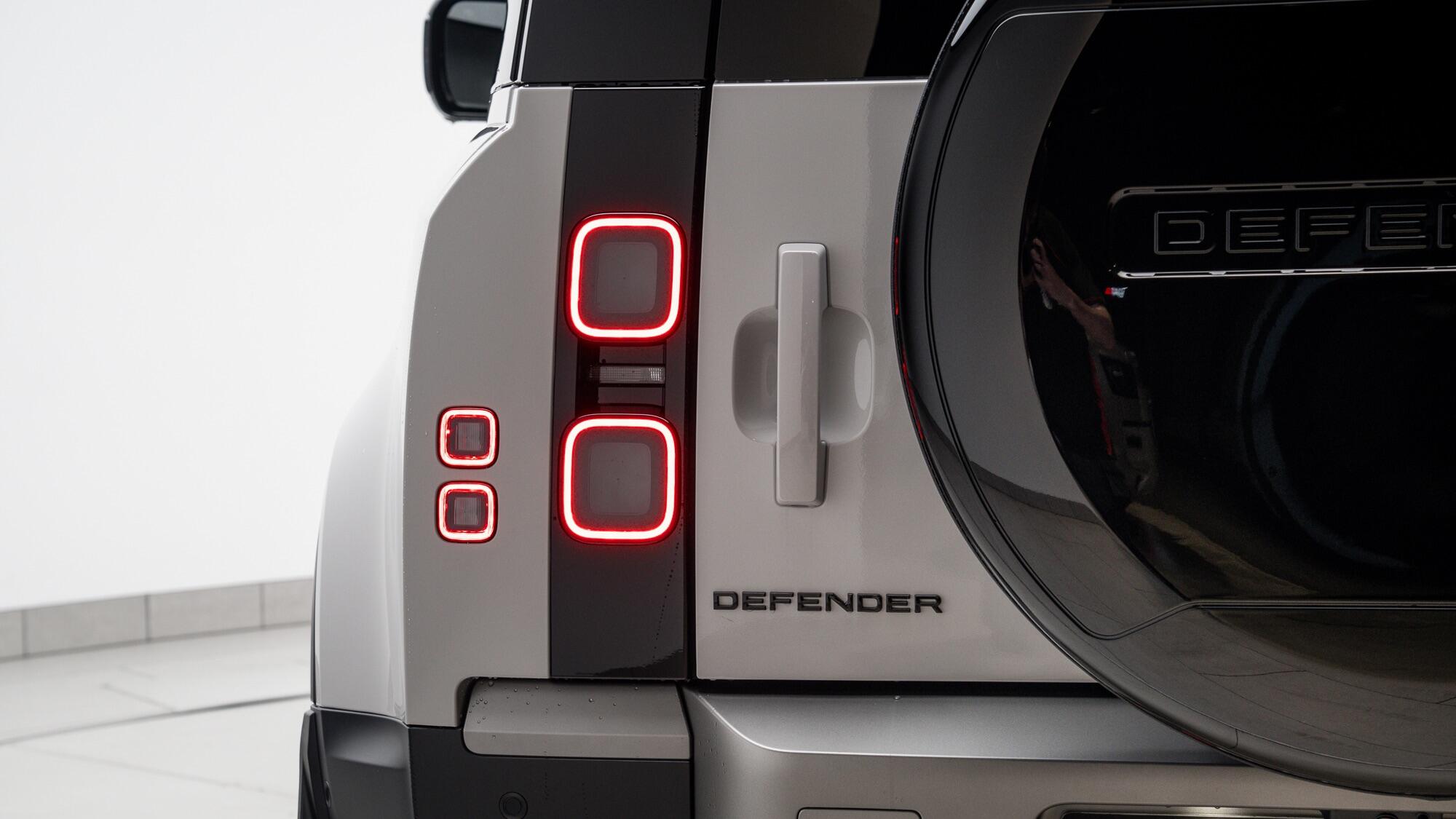 Land Rover Defender 90 view 33