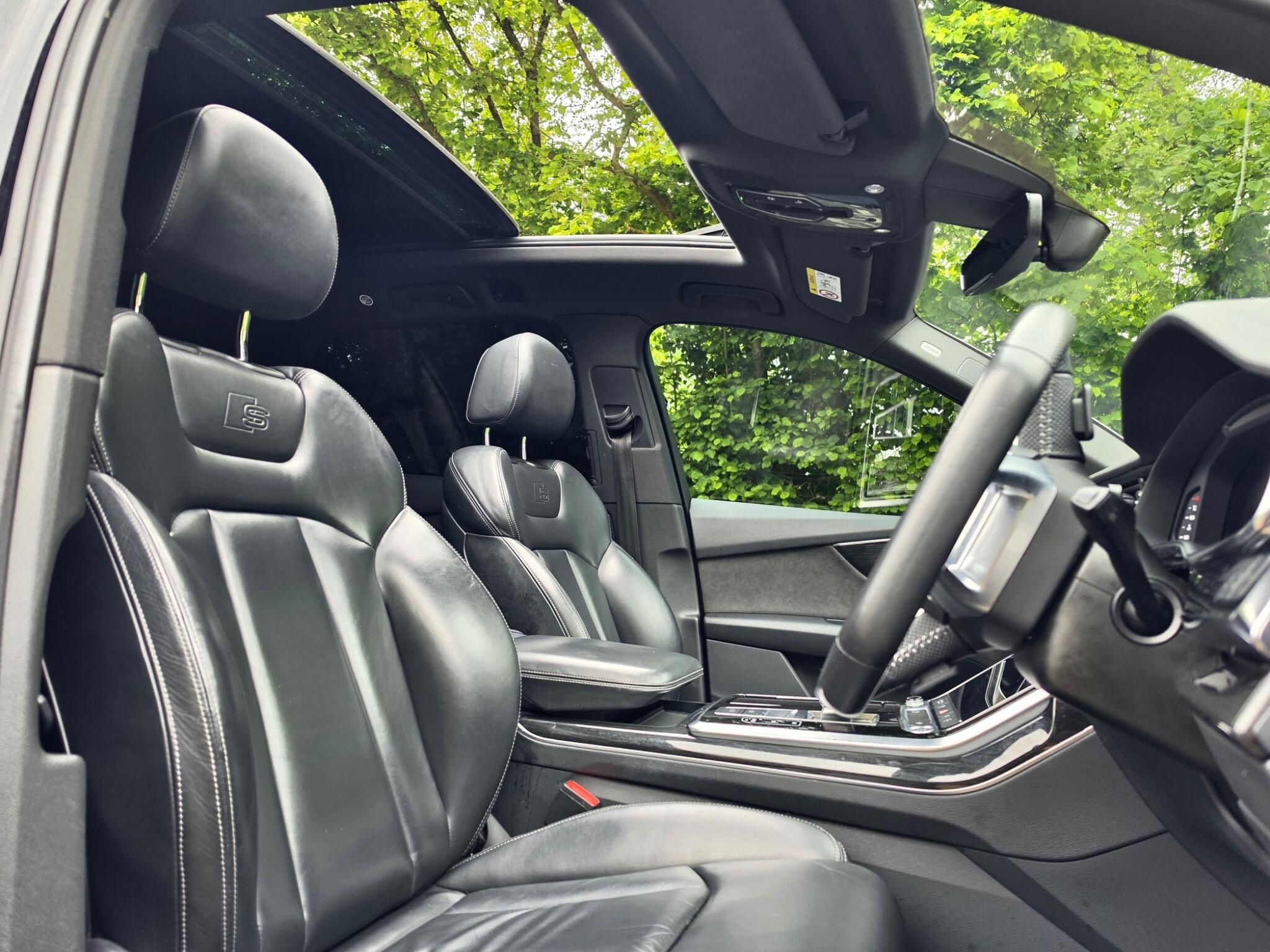 Audi Q7 view 2