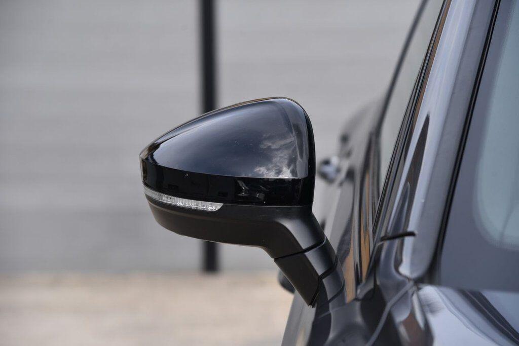 Volkswagen Touareg view 15