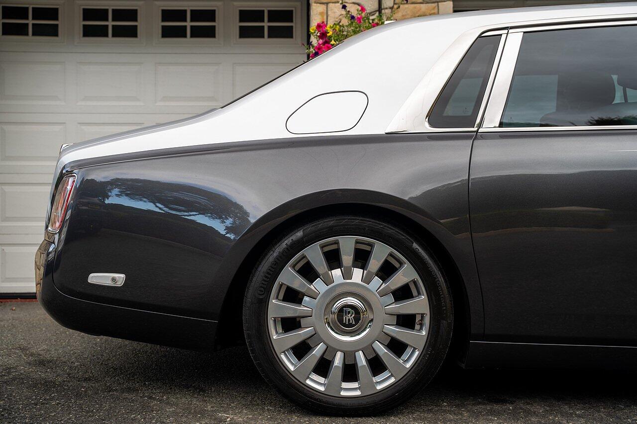 Rolls-Royce Phantom view 7