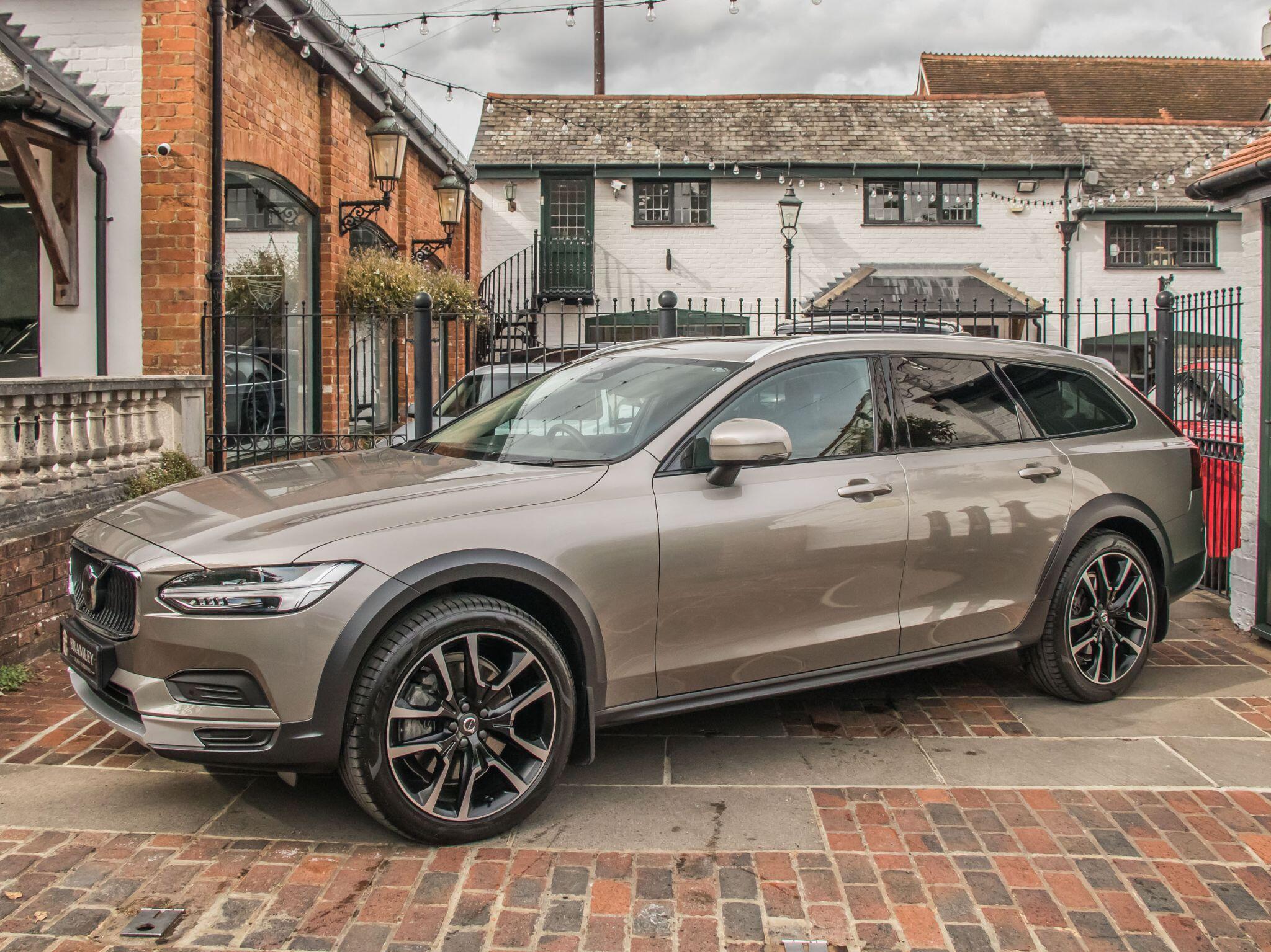 Volvo V90 Cross Country view 6