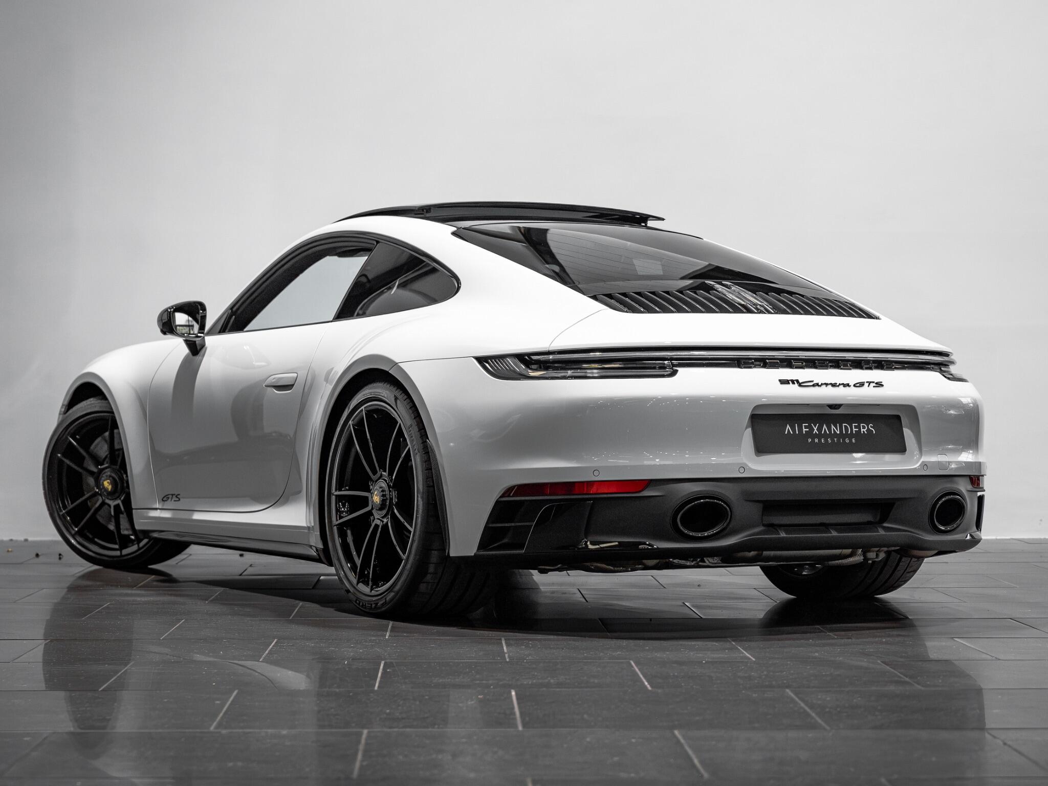 Porsche 911 view 8