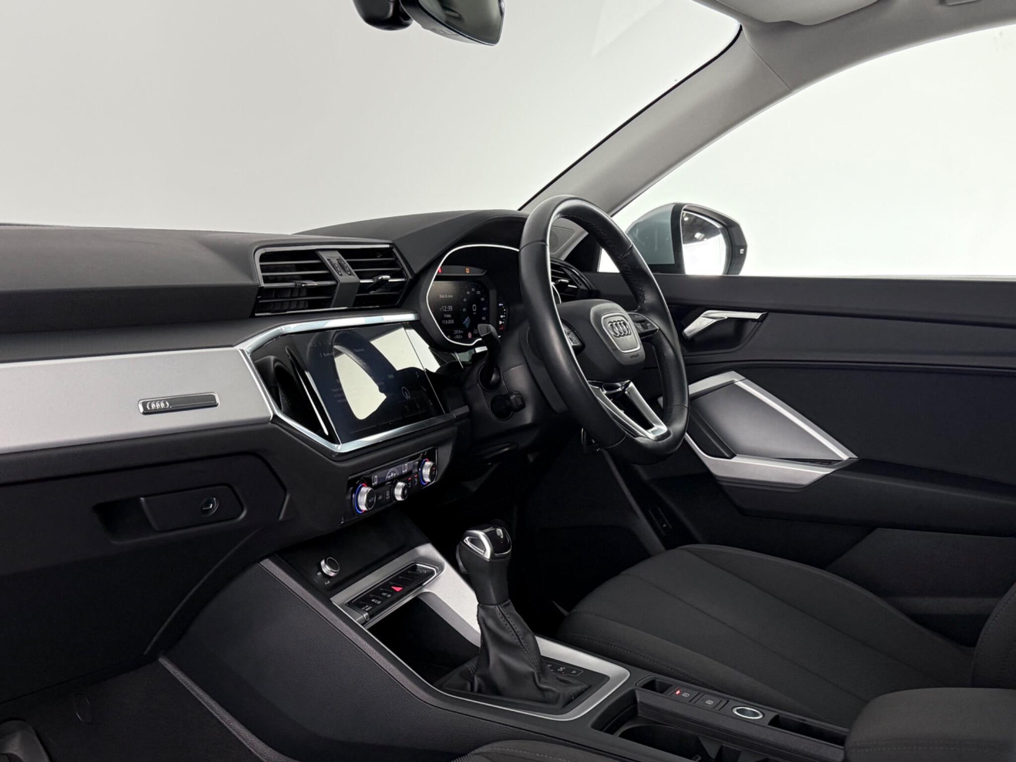 Audi Q3 view 13
