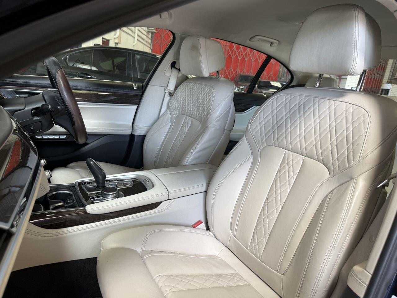 BMW 7 Series view 63
