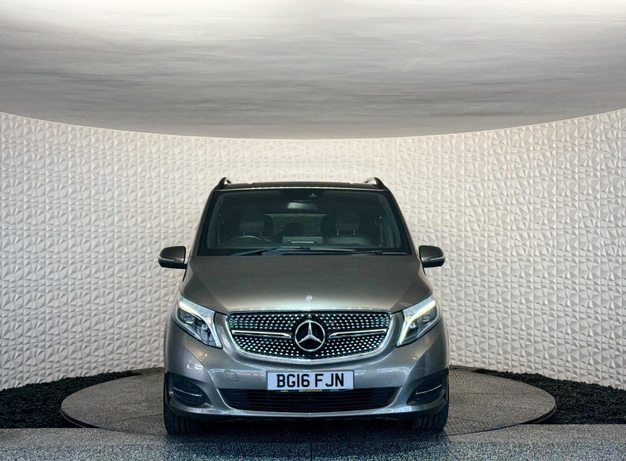 Mercedes-Benz V-Class view 4