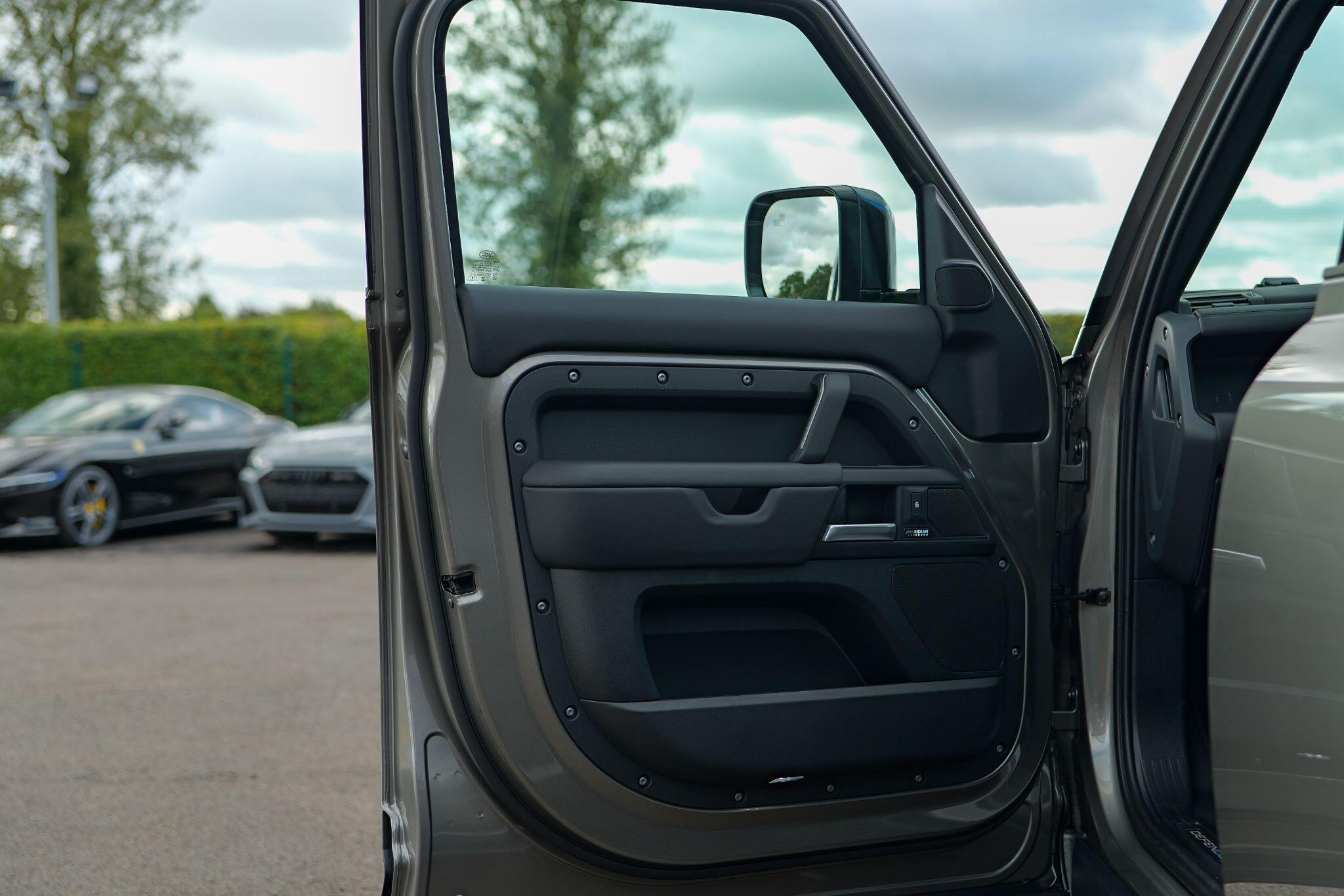 Land Rover Defender view 31