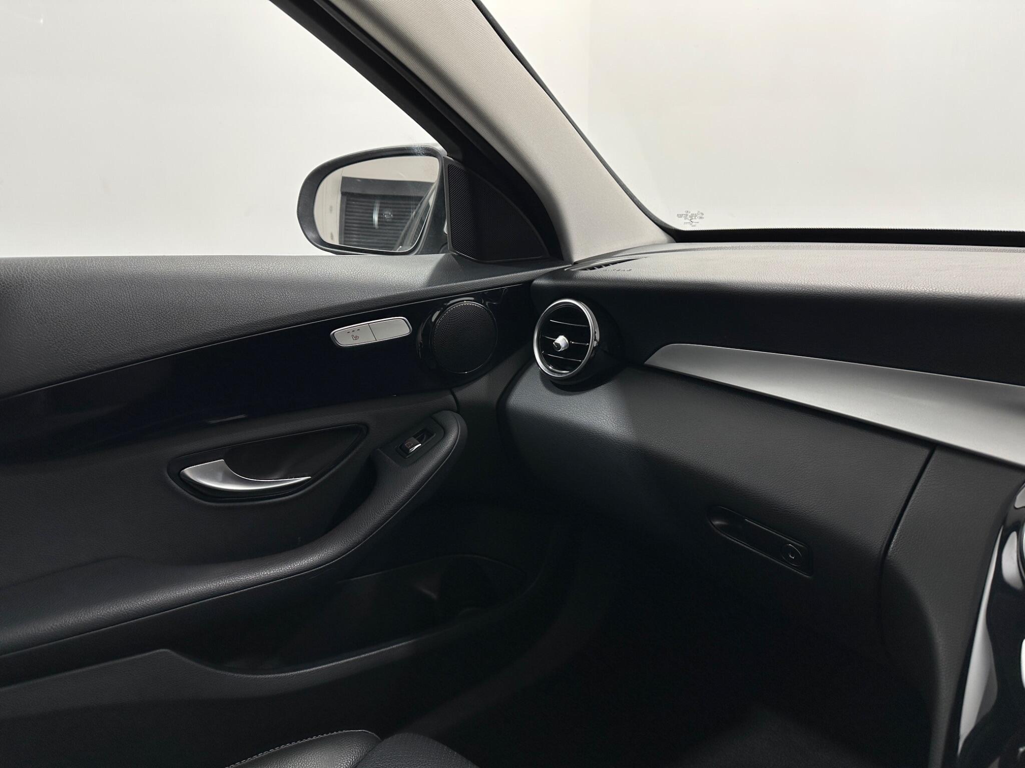 Mercedes-Benz C-Class view 28