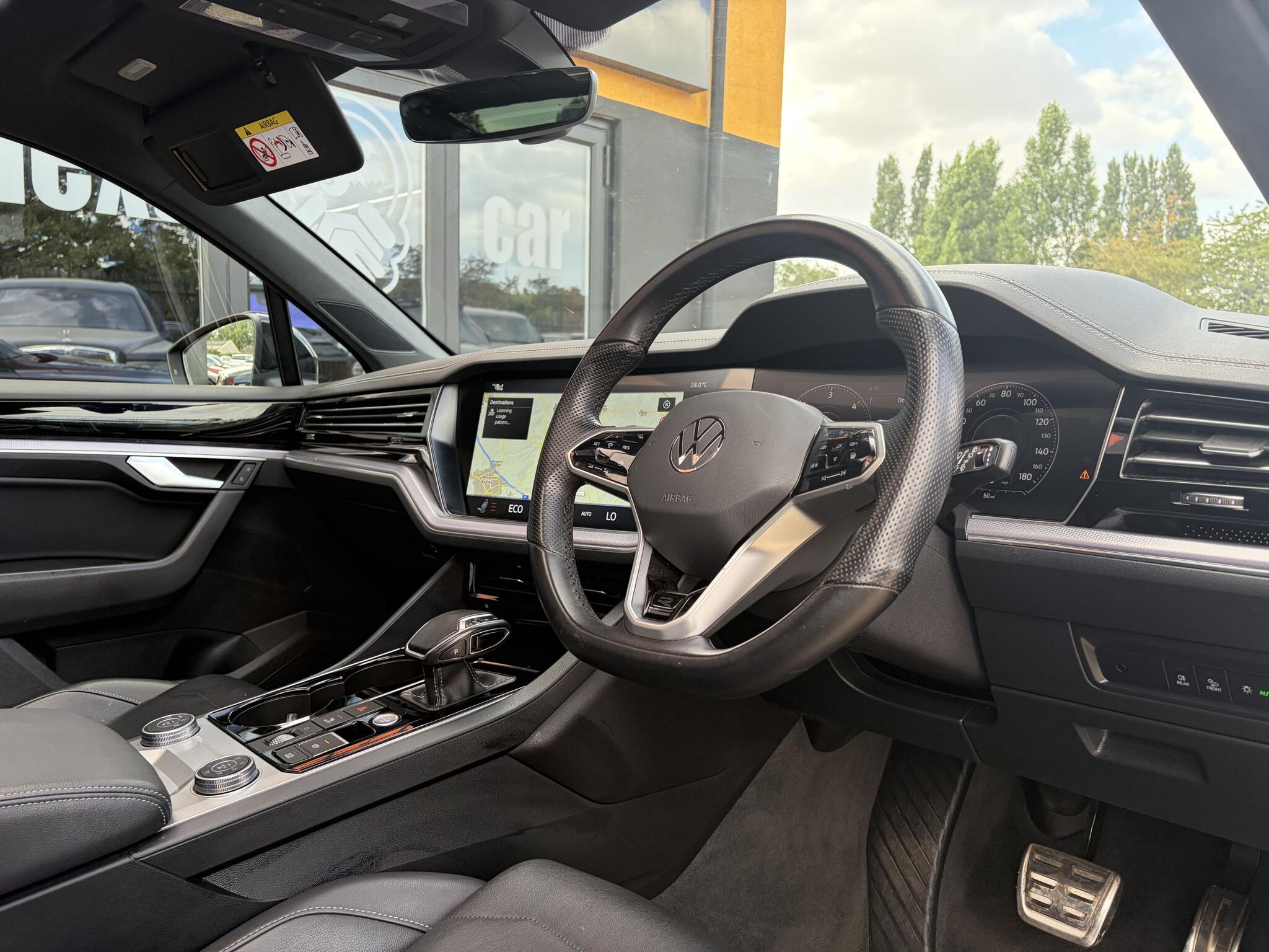Volkswagen Touareg view 14