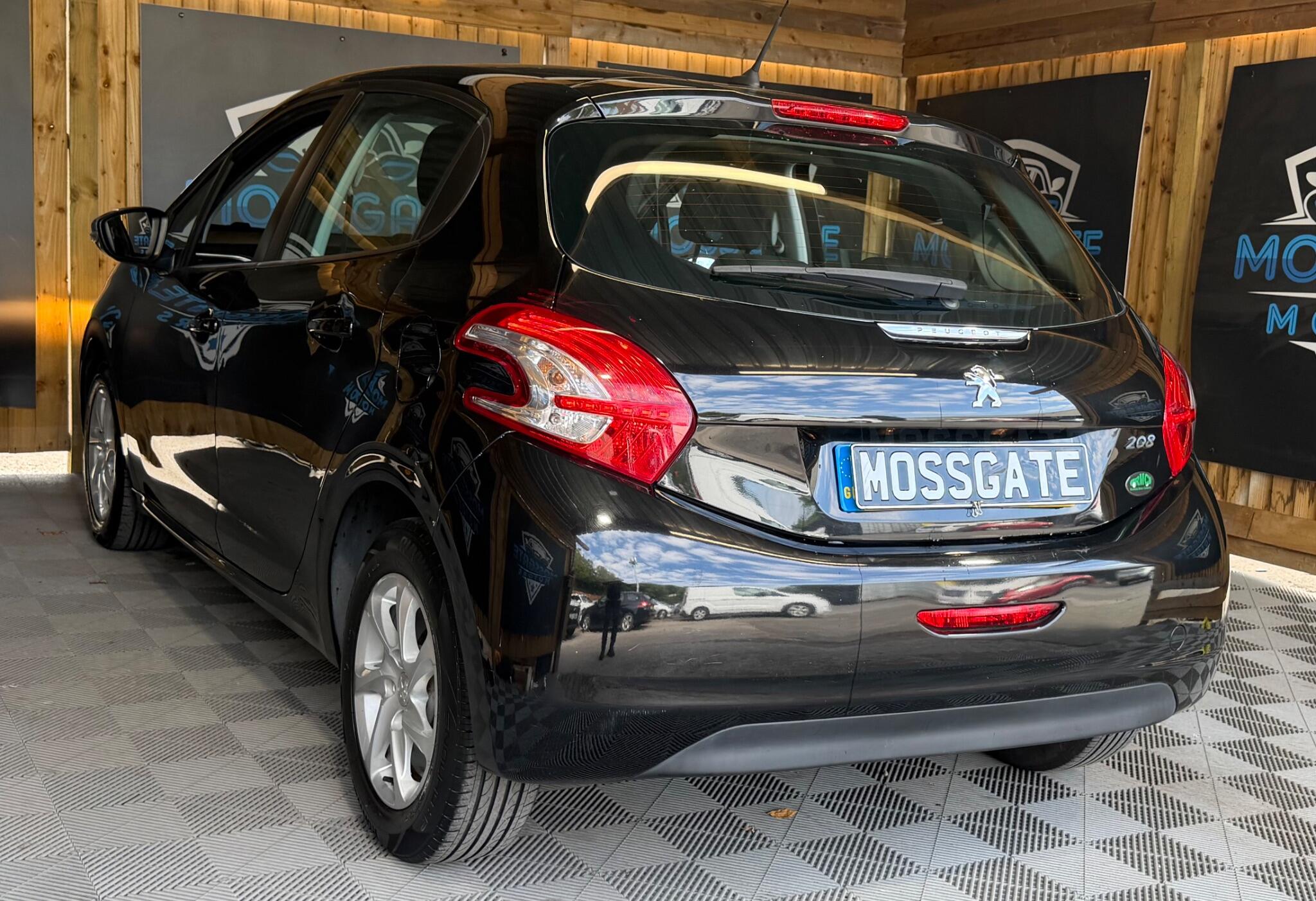 Peugeot 208 view 9
