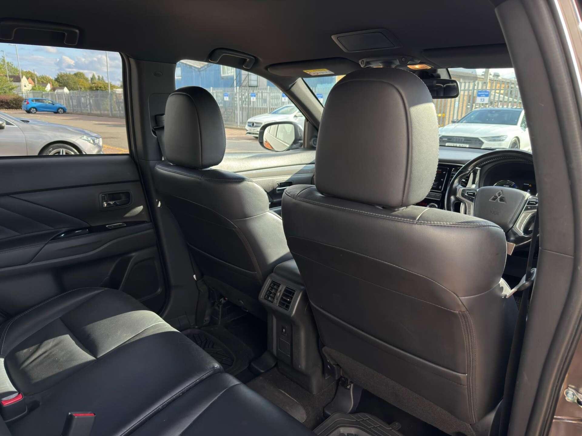 Mitsubishi Outlander view 28
