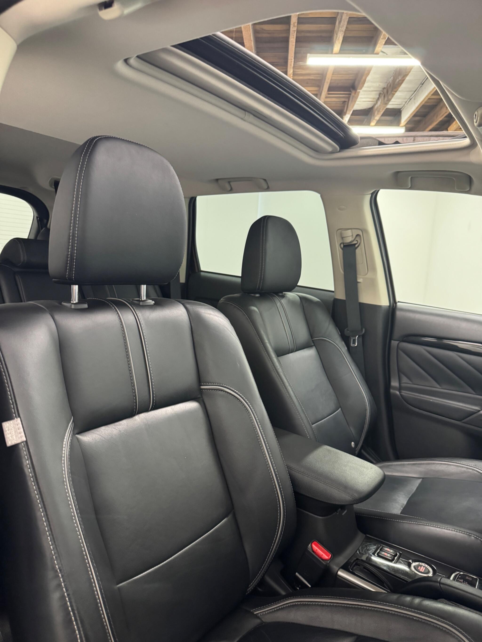 Mitsubishi Outlander view 9