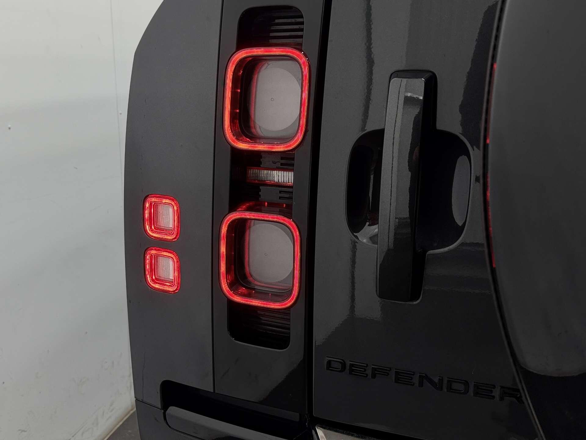 Land Rover Defender view 29