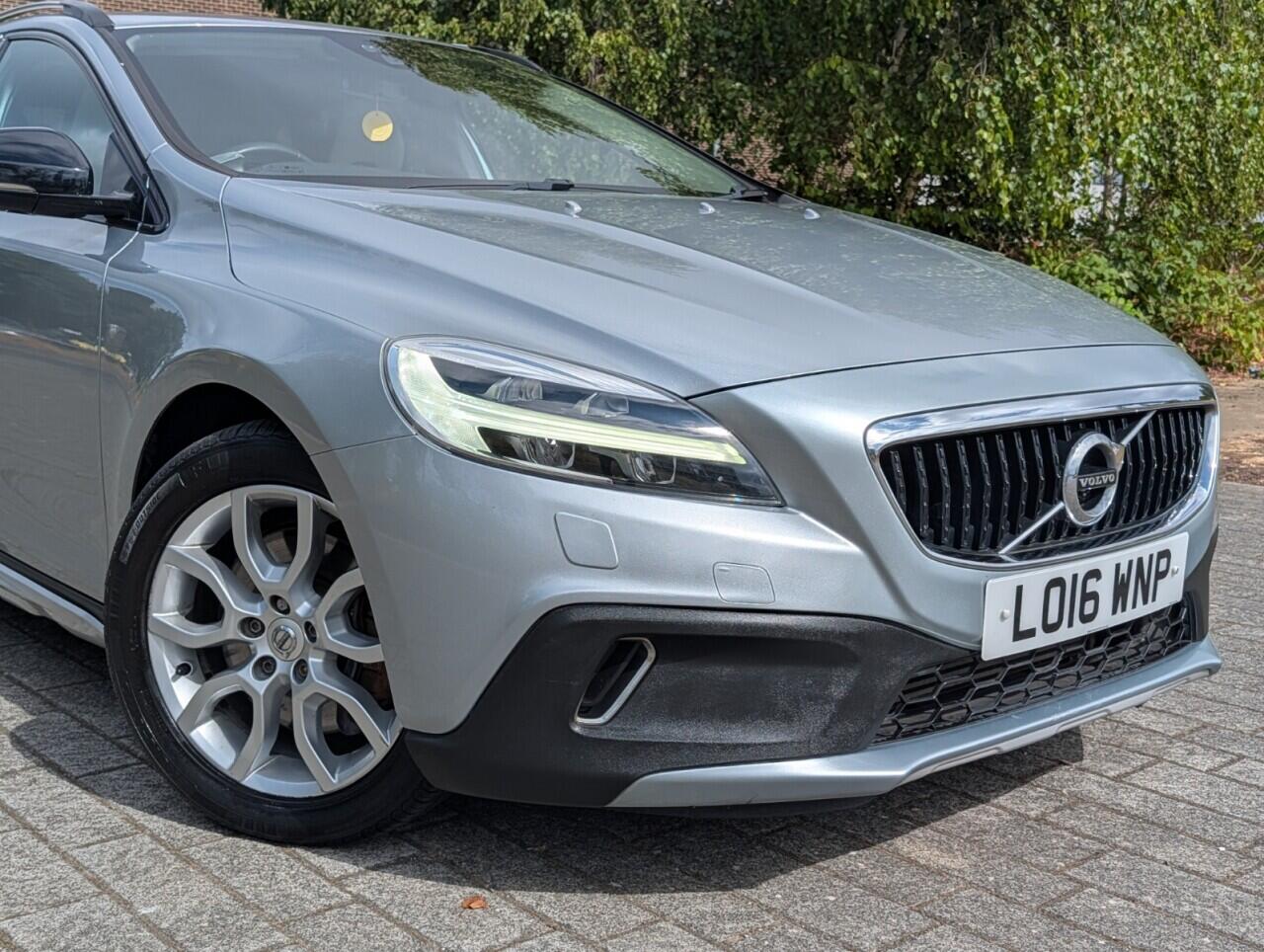 Volvo V40 Cross Country view 5