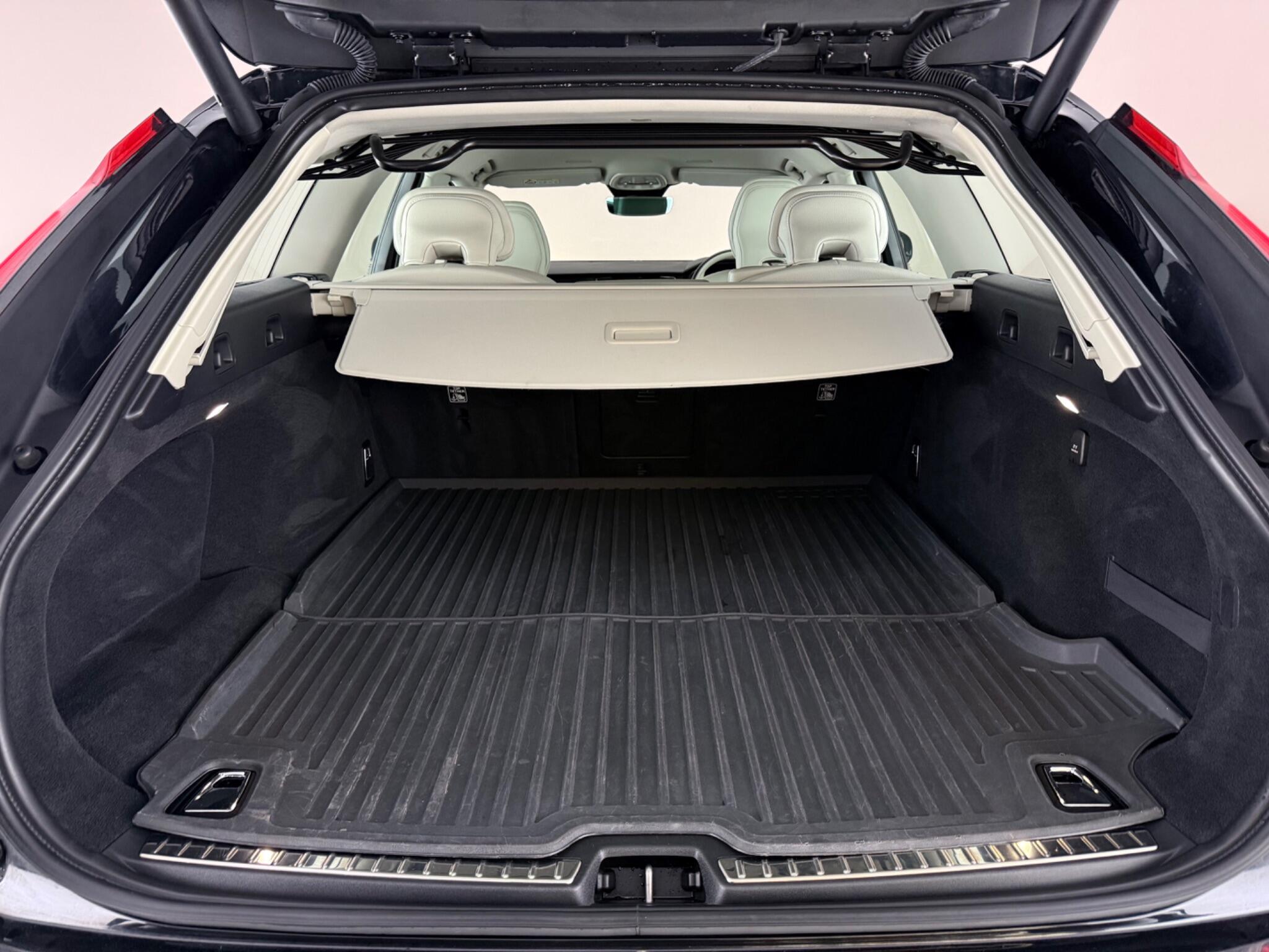 Volvo V90 Cross Country view 10