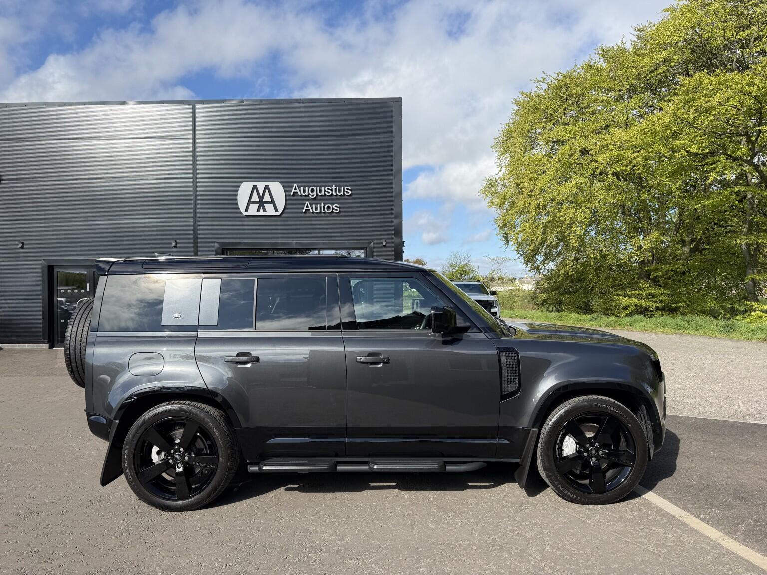 Land Rover Defender 110 view 10