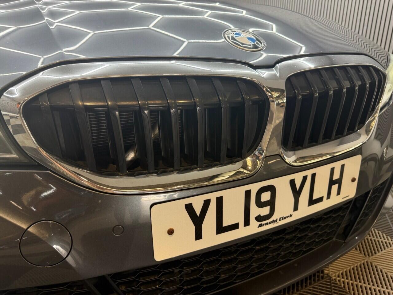 BMW 3 Series view 24