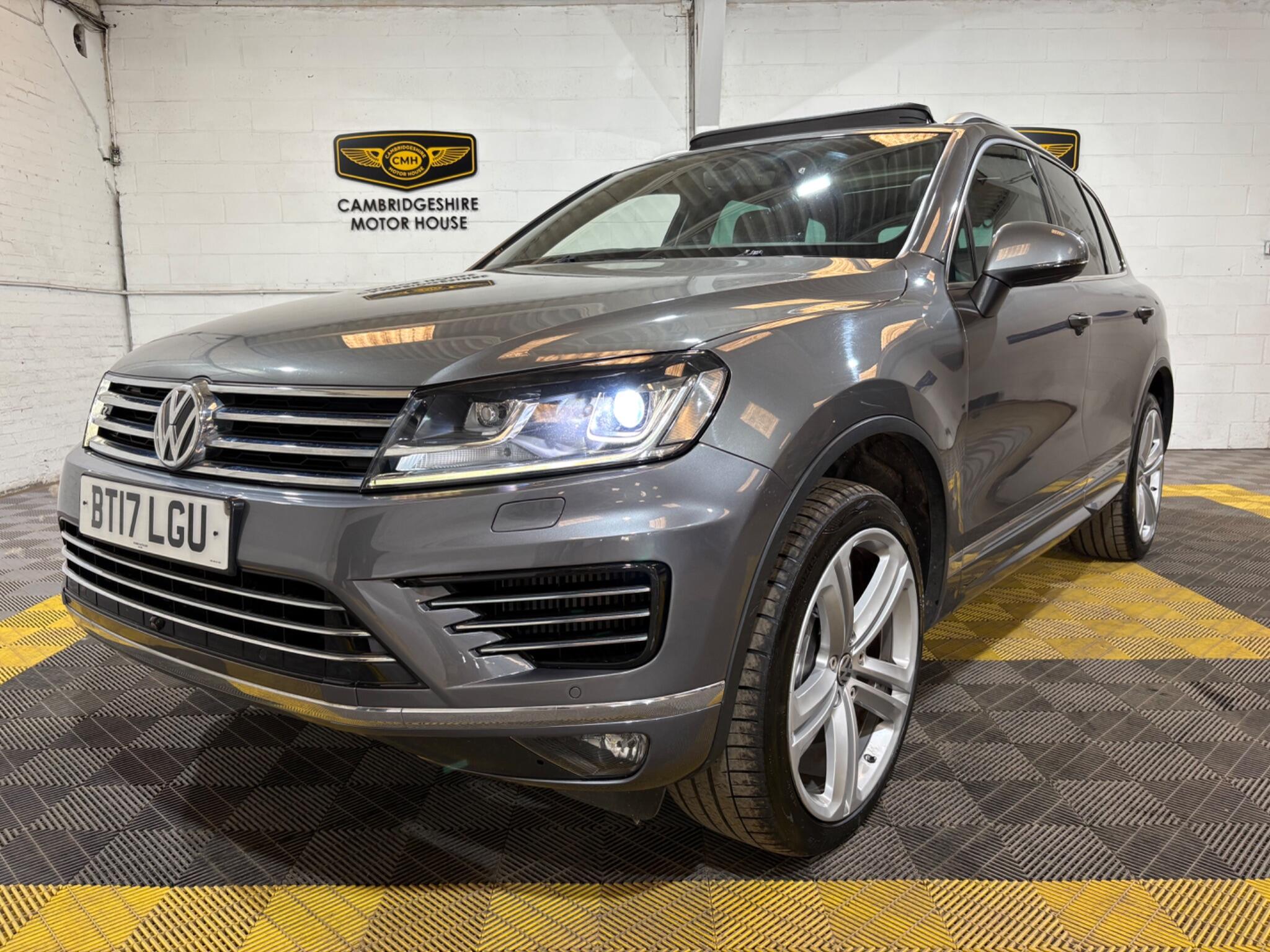 Volkswagen Touareg view 3