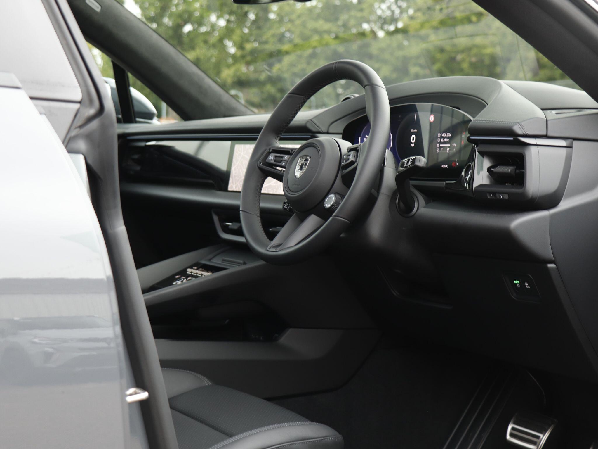 Porsche Macan view 11