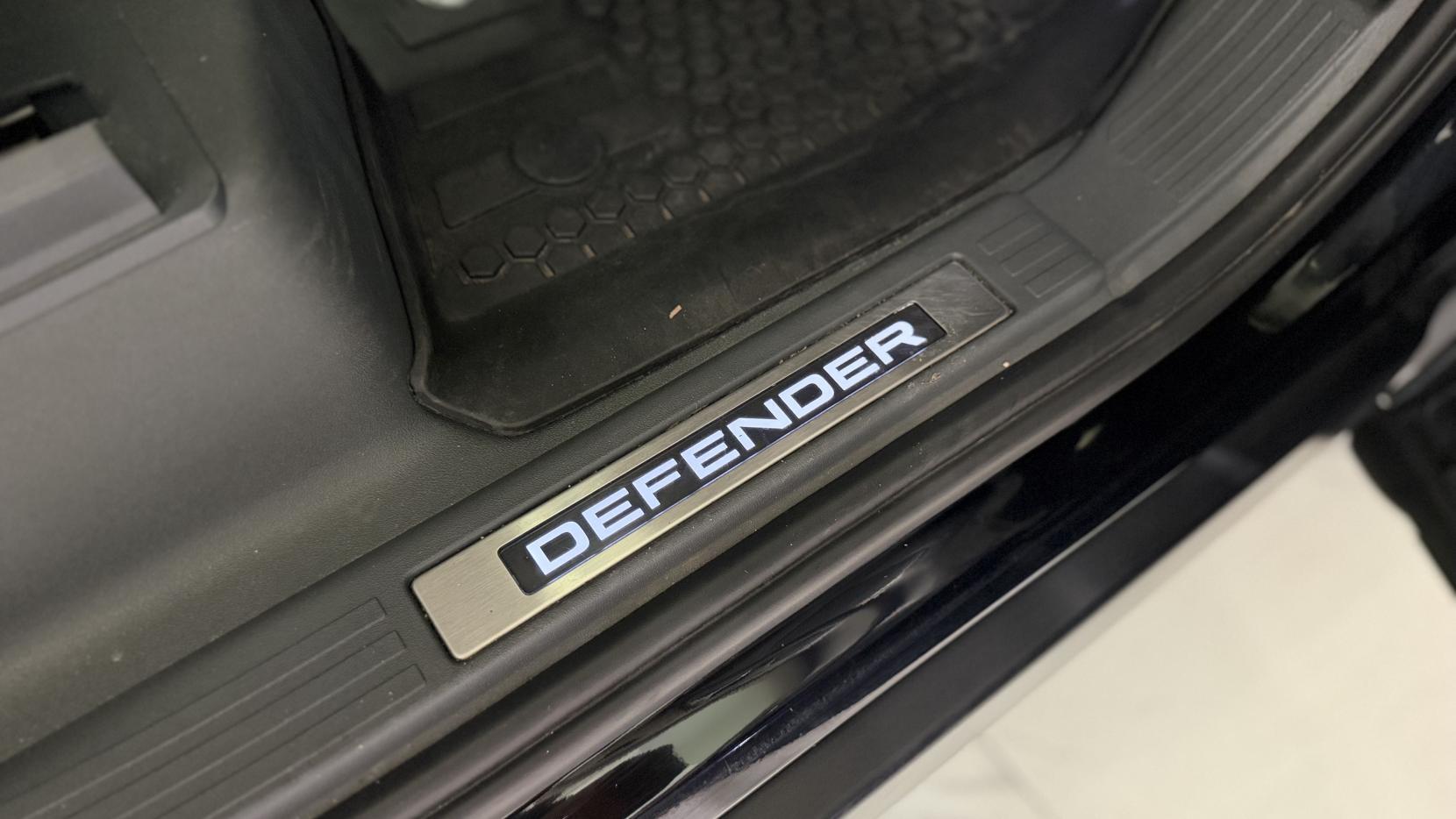 Land Rover Defender view 32
