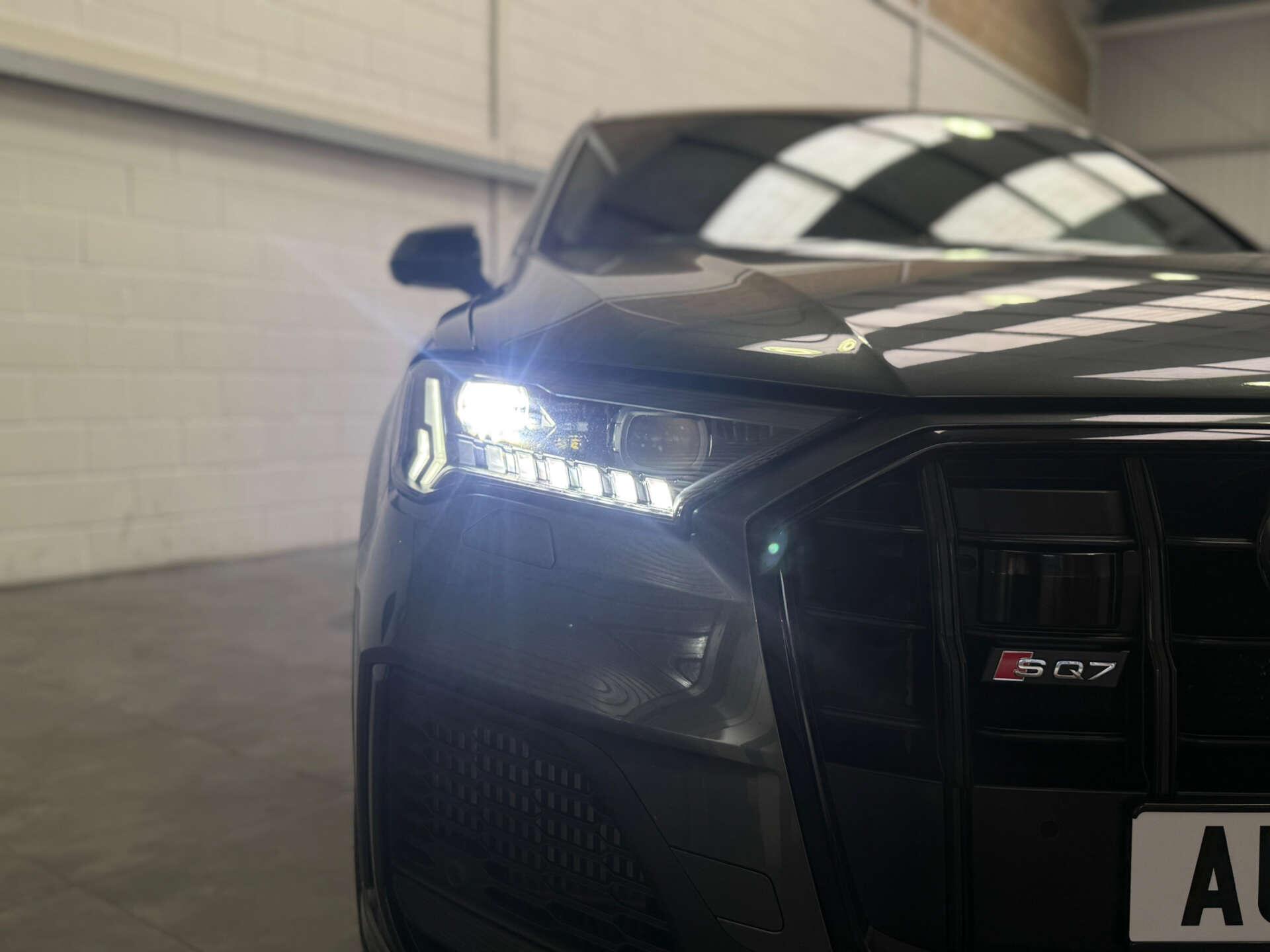 Audi SQ7 view 11