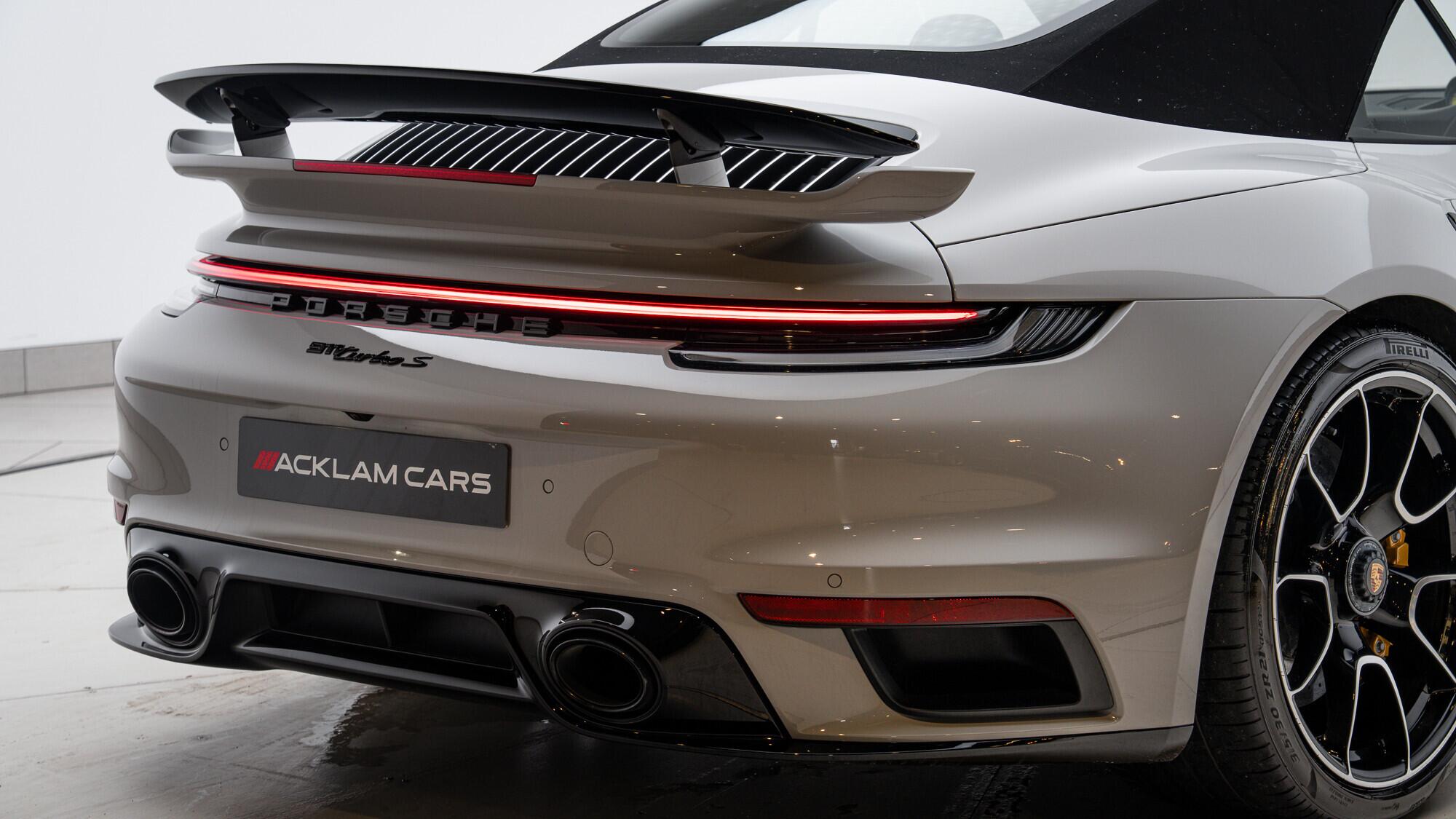 Porsche 911 view 10