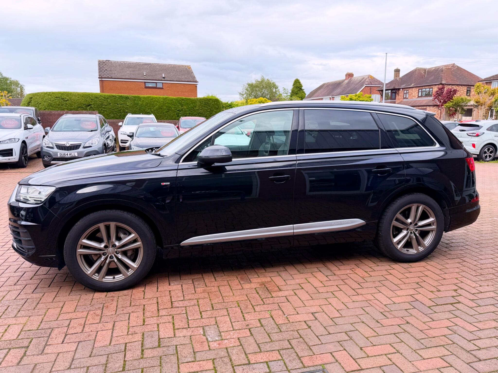 Audi Q7 view 34
