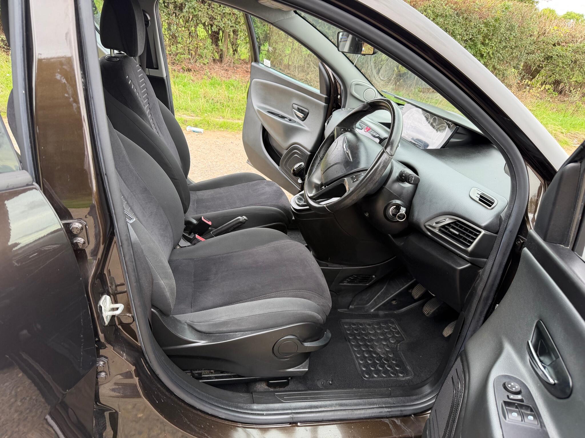 Chrysler Ypsilon view 11