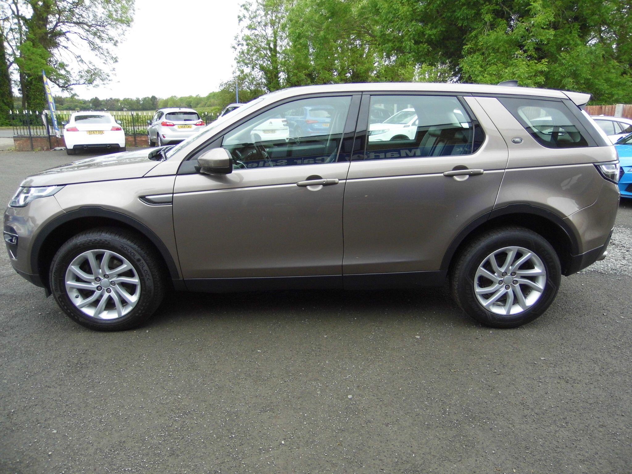 Land Rover Discovery Sport view 7
