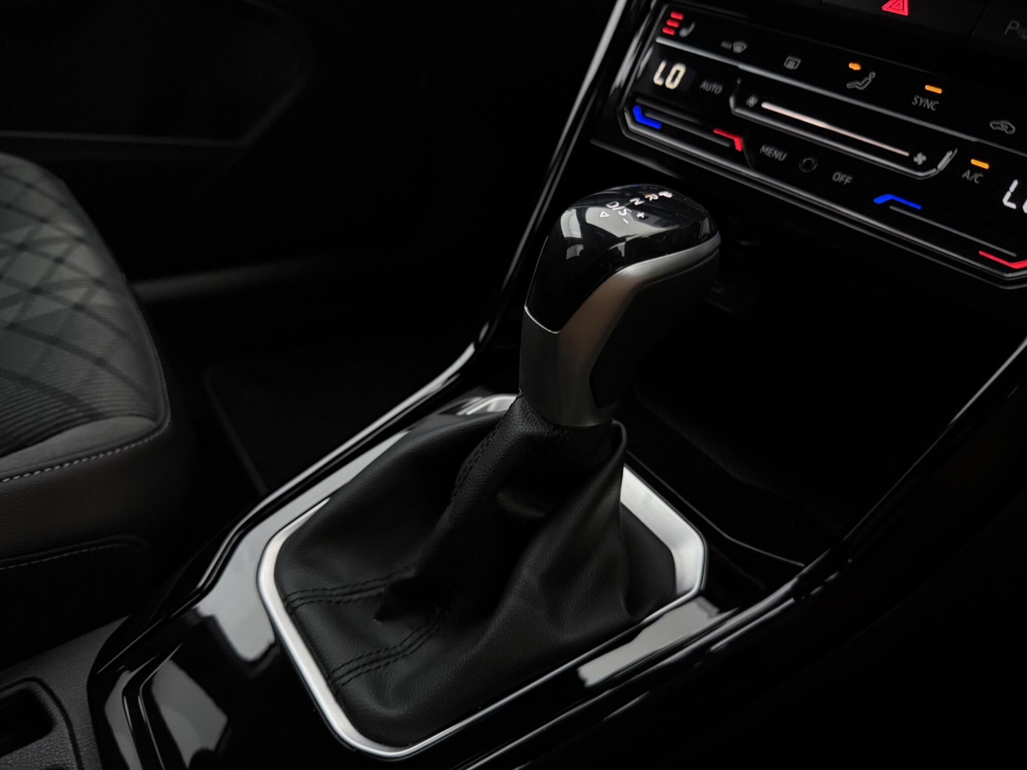 Volkswagen T-Roc view 22