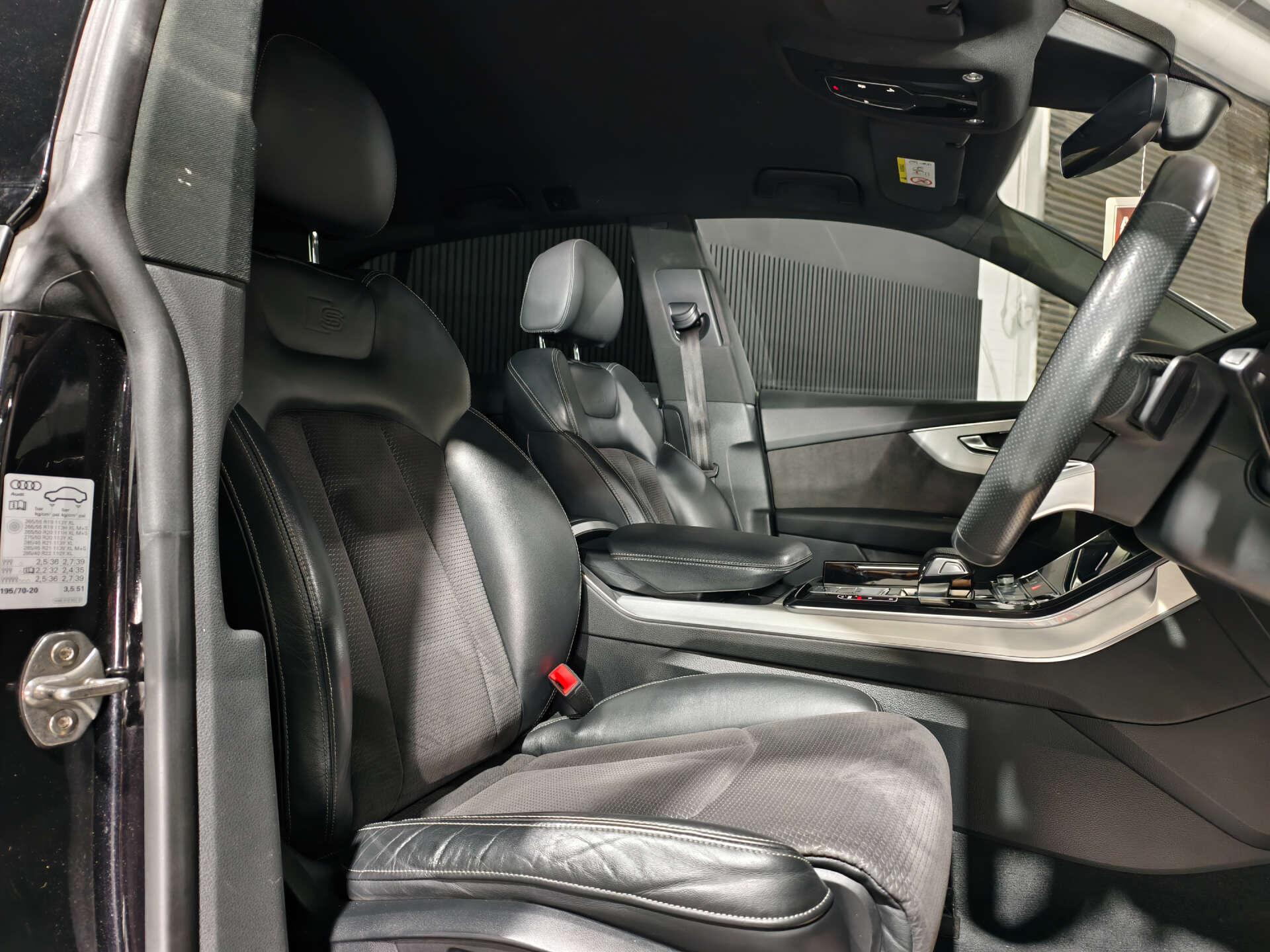 Audi Q8 view 23