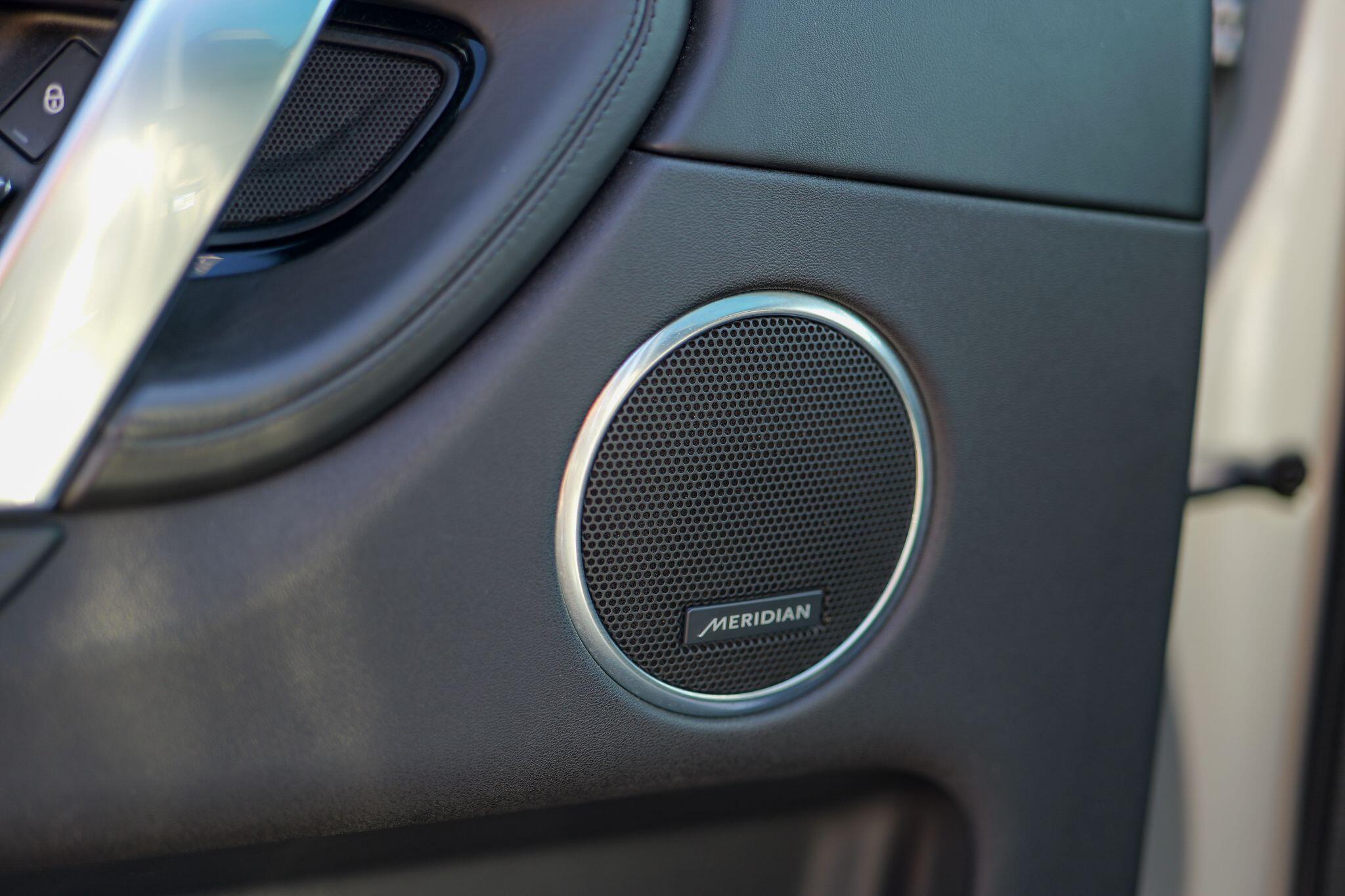 Land Rover Discovery Sport view 34