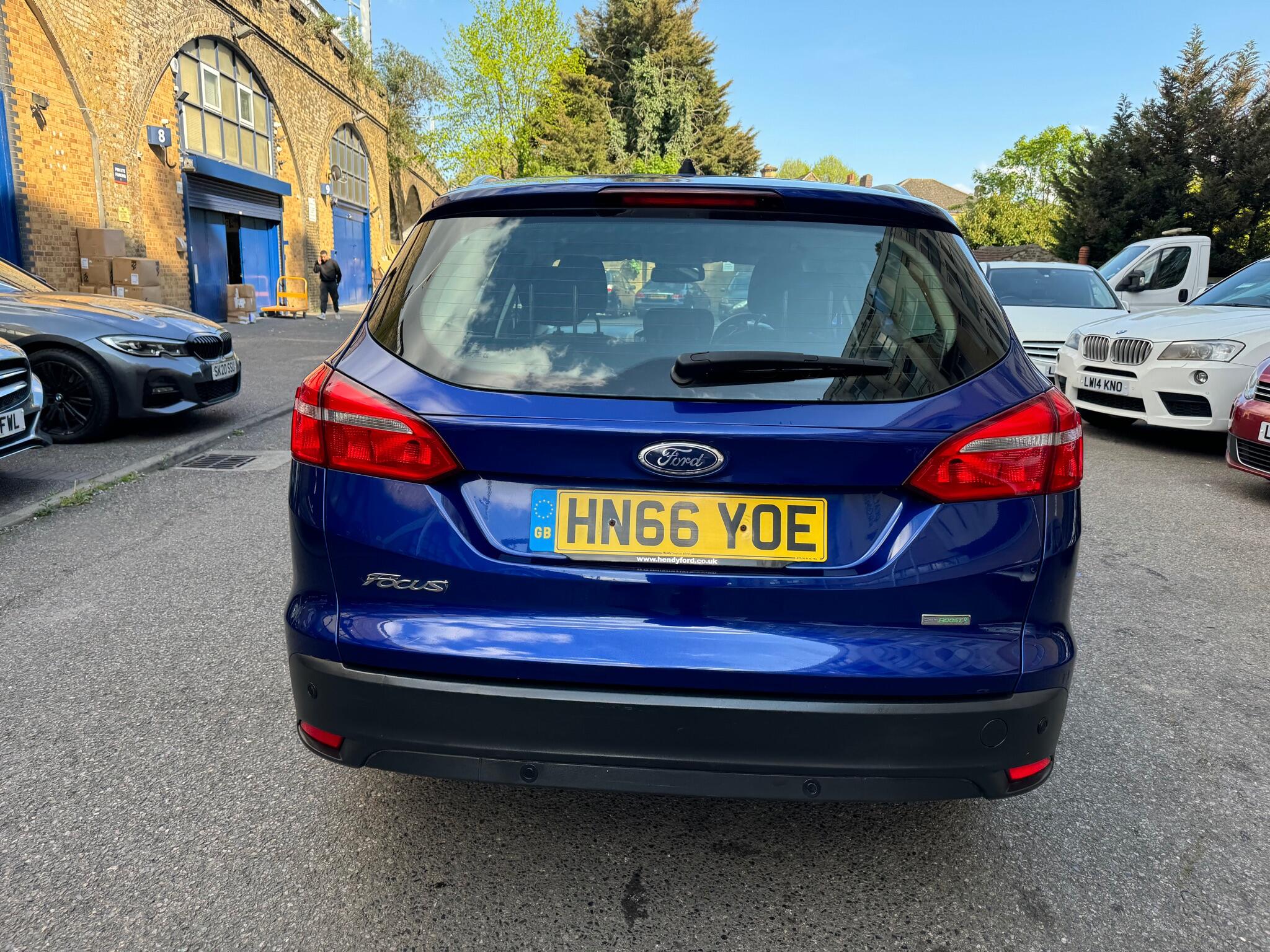 Ford Focus view 8