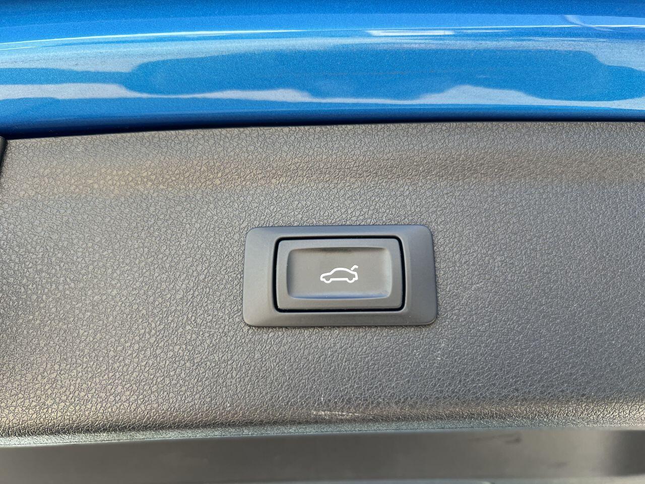 Audi Q3 view 10