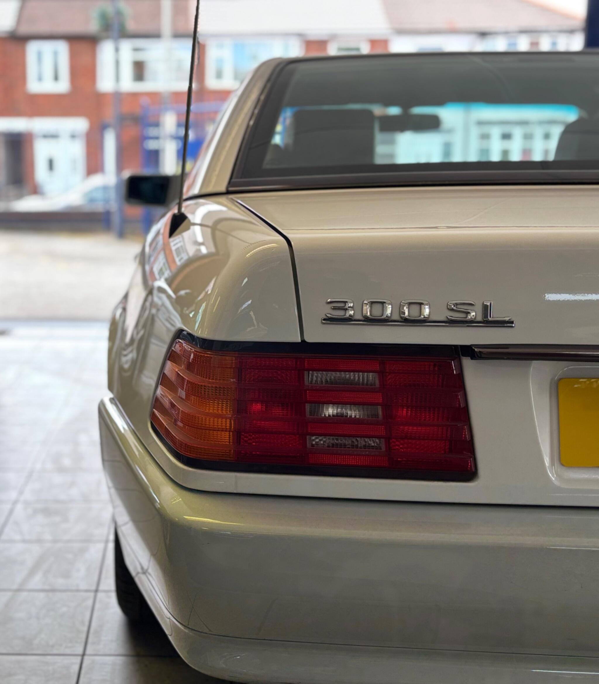 Mercedes-Benz 300 view 5