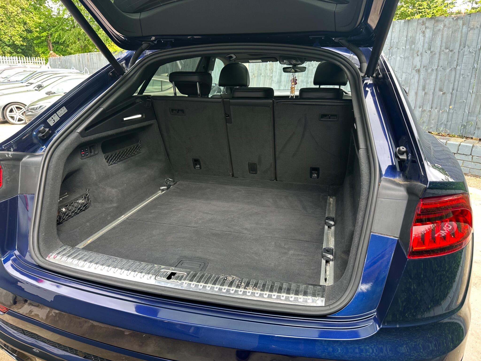 Audi Q8 view 43