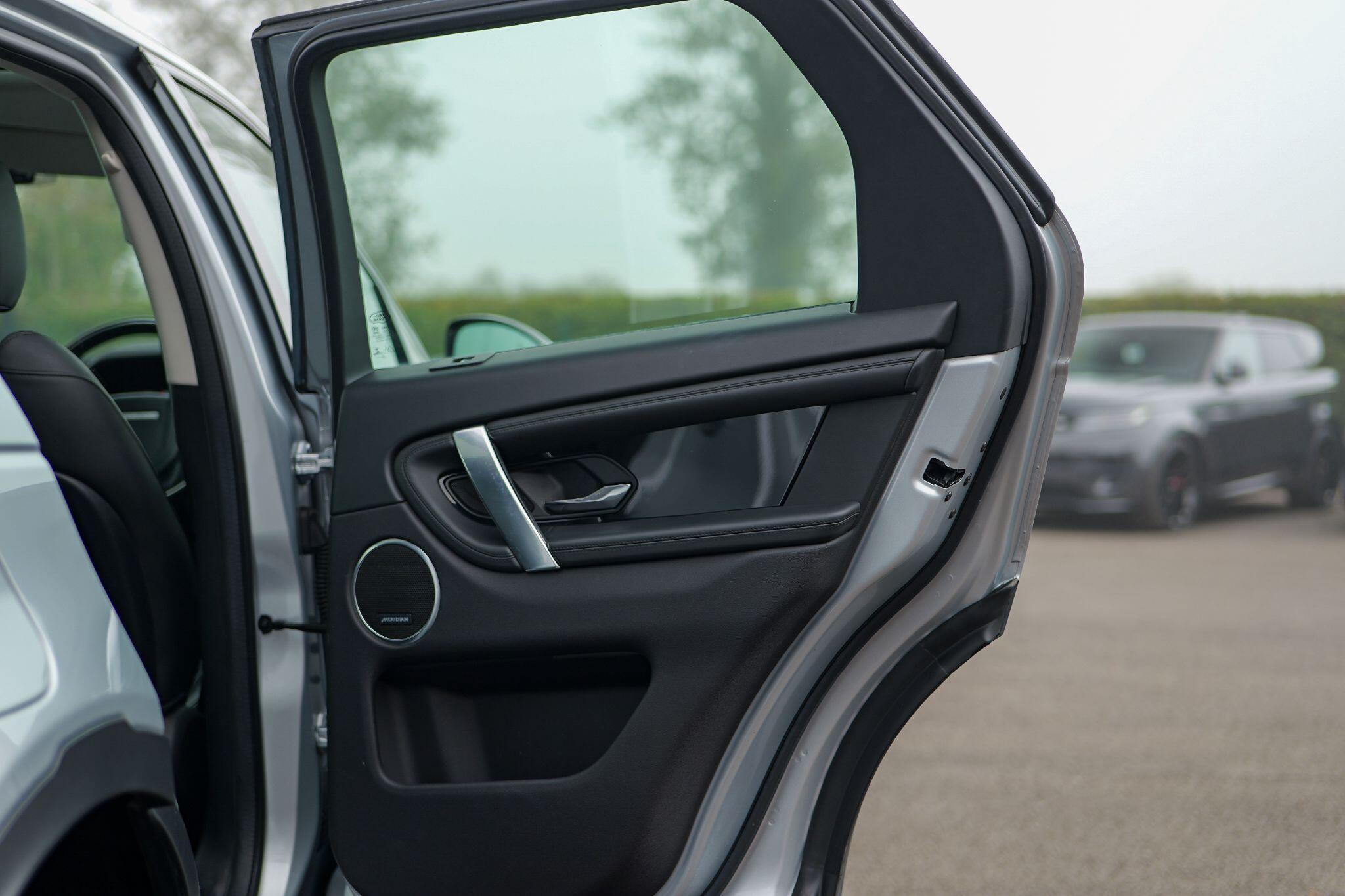 Land Rover Discovery Sport view 36