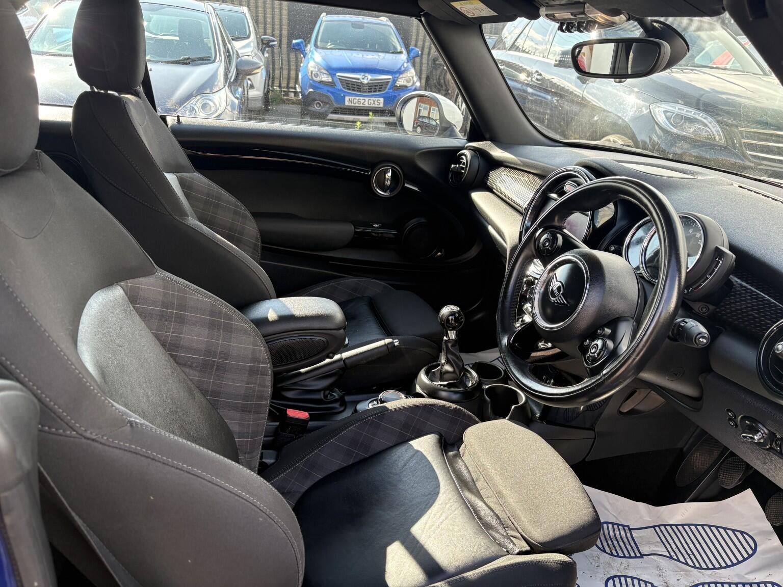 Mini Convertible view 22