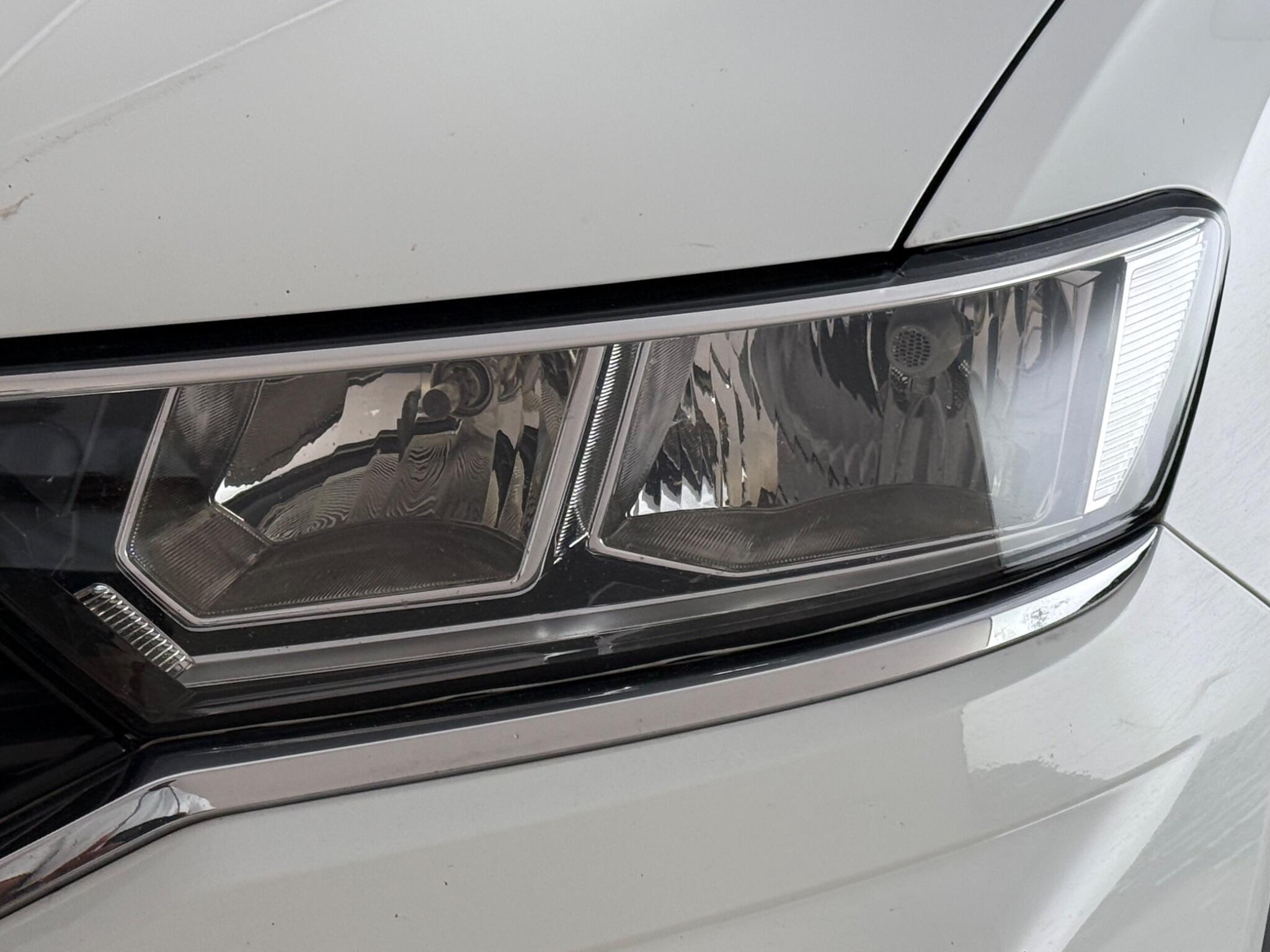 Volkswagen T-Roc view 11