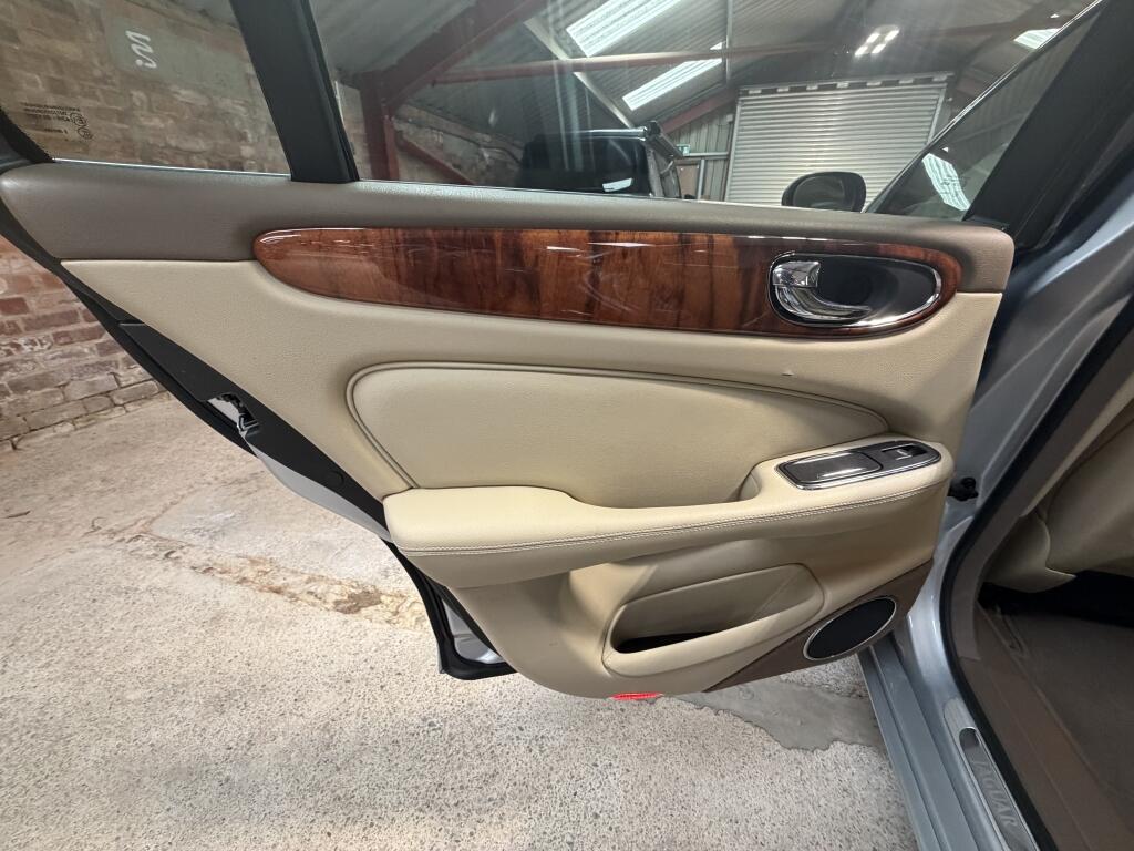 Jaguar XJ view 18