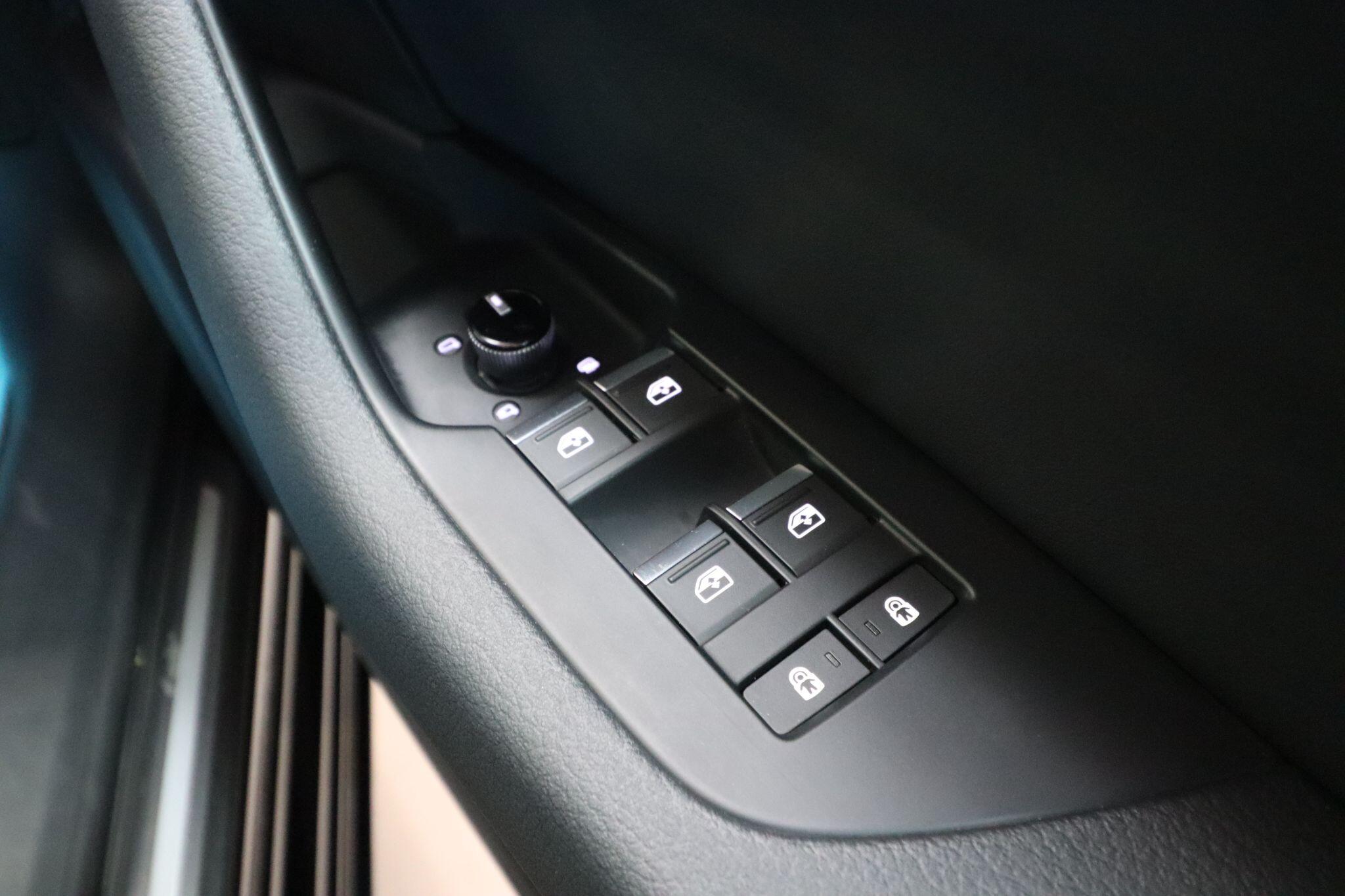 Audi A6 Saloon view 16
