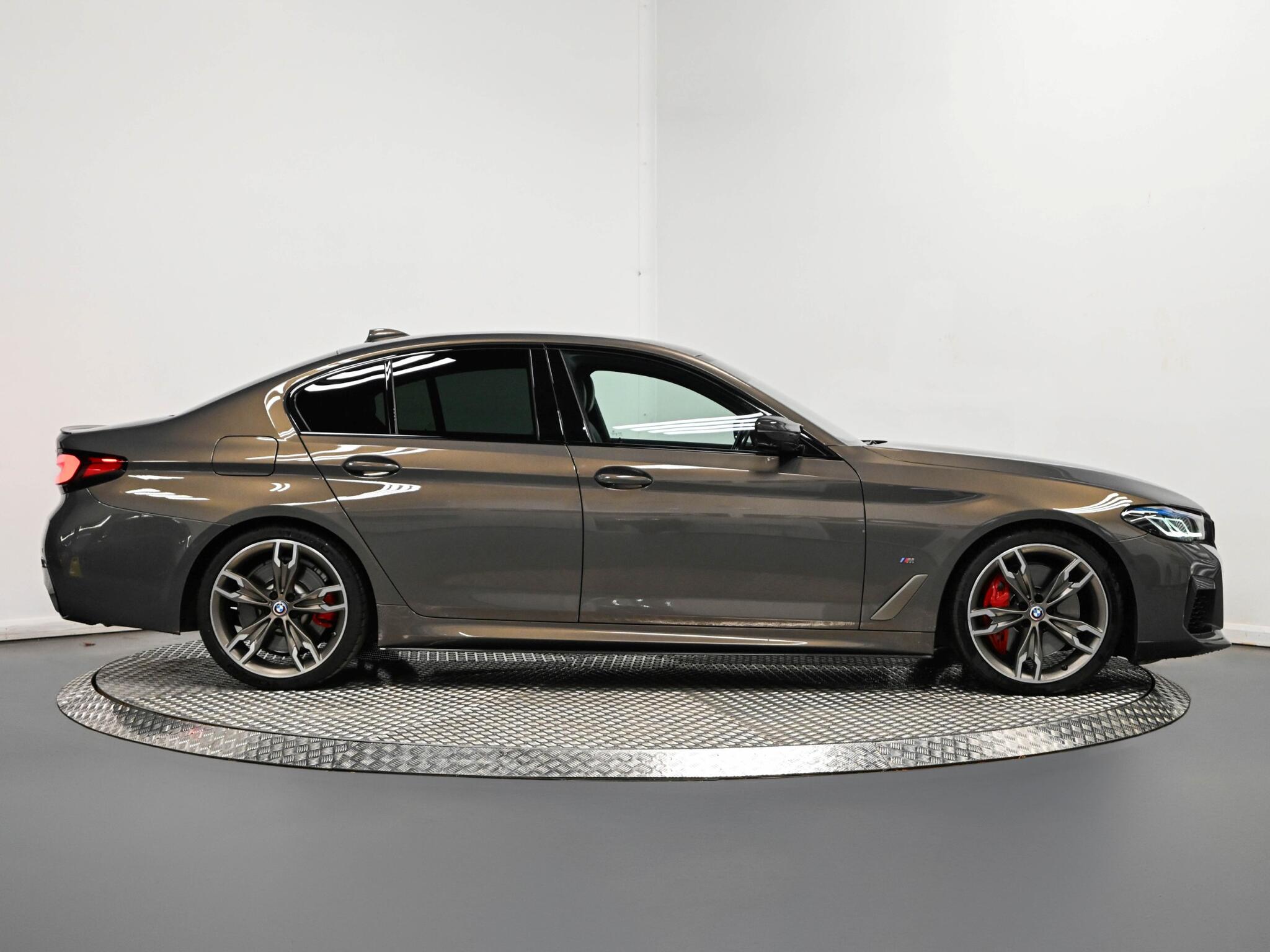 BMW 5 Series view 19