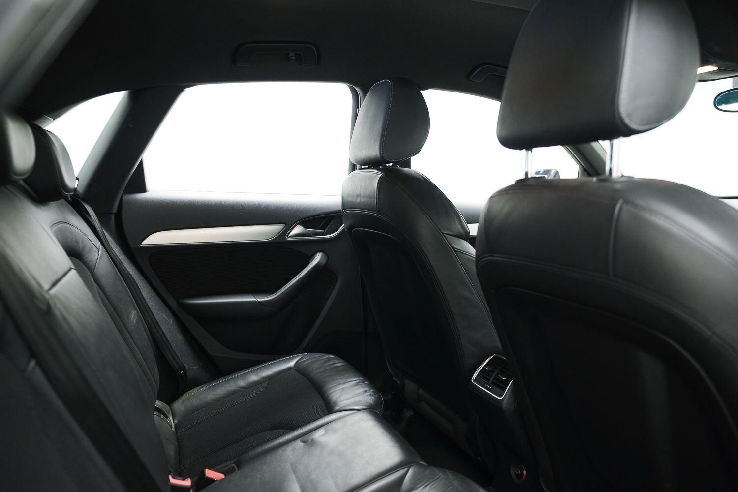 Audi Q3 view 15