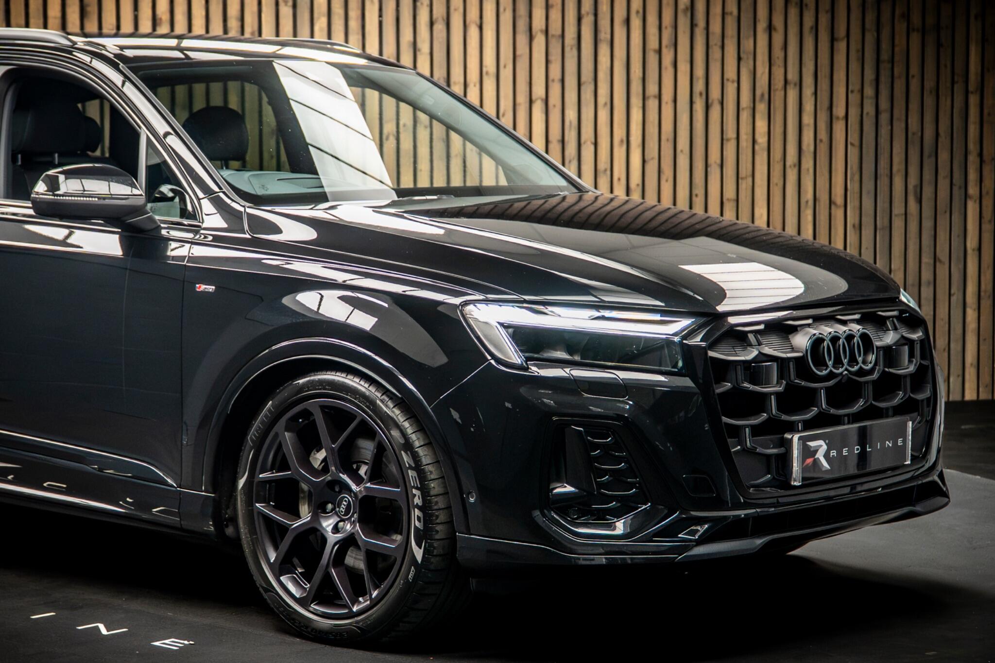 Audi Q7 view 9