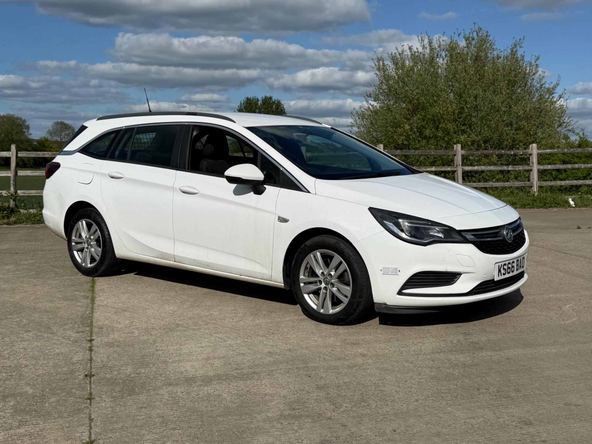 Vauxhall Astra 1.6 CDTi Tech Line Sports Tourer Euro 6 (s/s) 5dr — photo 3 of 104