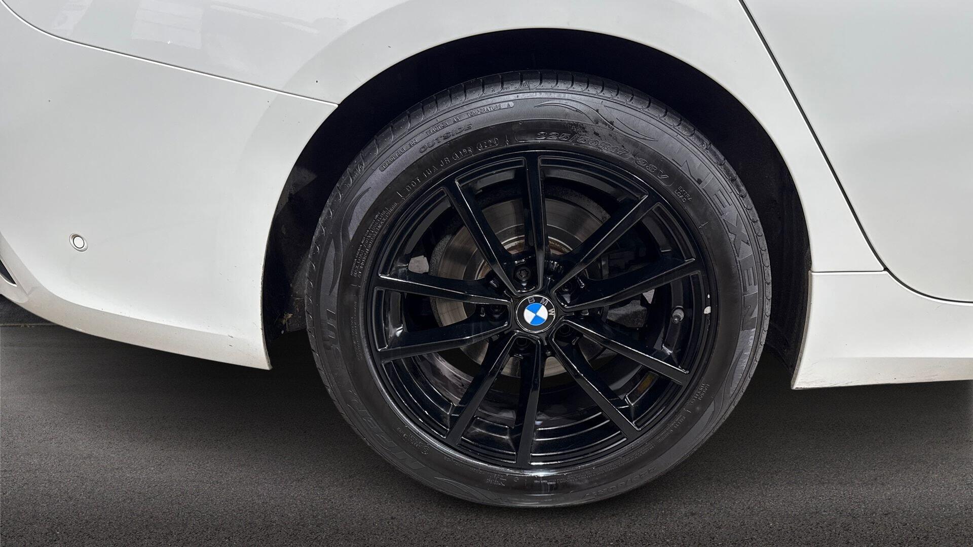 BMW 3 Series view 14
